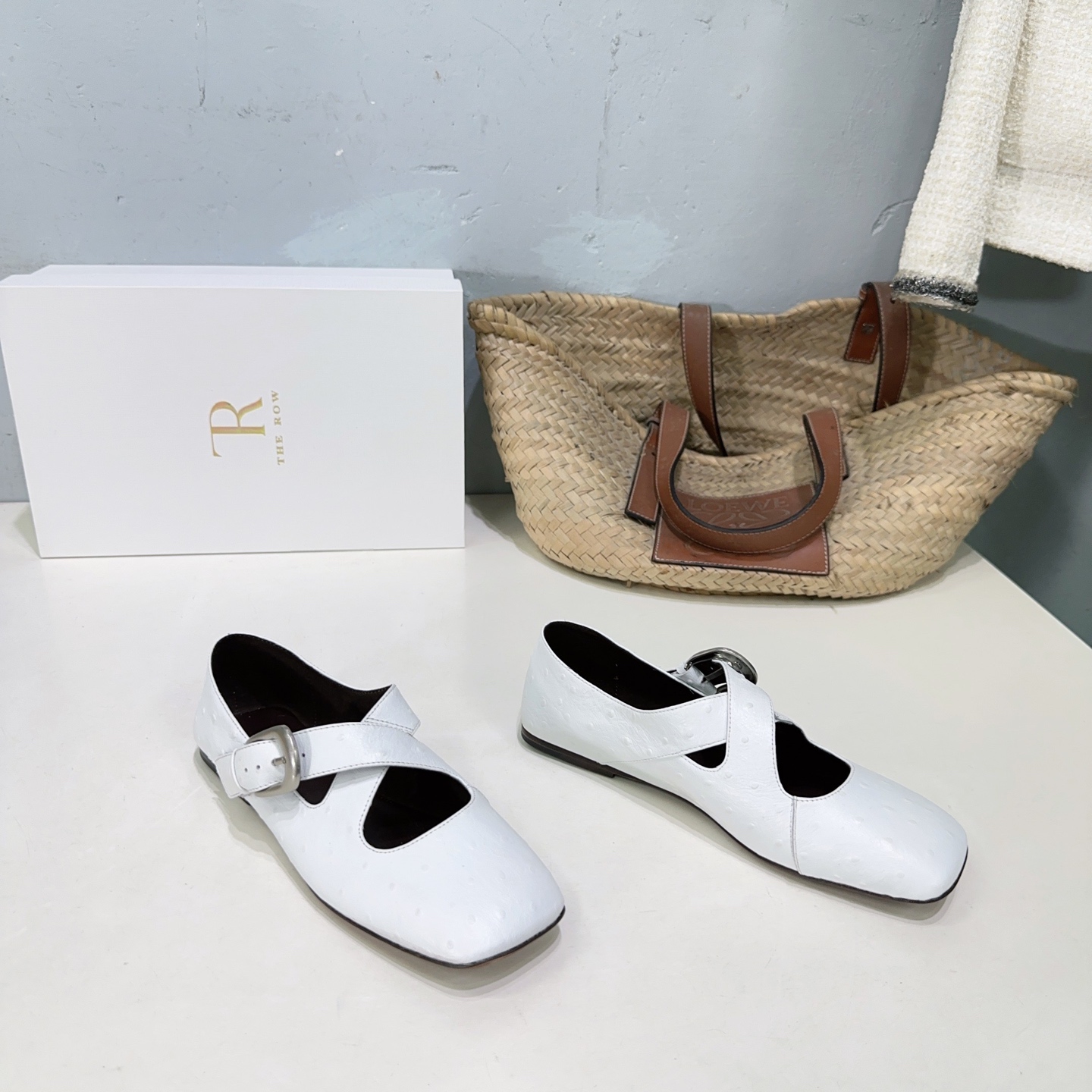 NO:381997,High quality!  Niche trendy brand The Row spring and summer new minimalist ostrich pattern Mary Zhen small square head flat shoes!  Cocoa lovely minimalist style, delicate and high-end textured leather, round shoe shape, one-step design, casual and comfortable, the upper is imported ostrich pattern cowhide, inner foot pad lambskin, imported Italian original color genuine leather outsole Size: 35-41 (40 41 custom made without return) With original packaging, ballet shoes, mary jane, cowhide, sheepskin, Leather soles19860909高品质！小众潮牌 The Row春夏新品极简鸵鸟纹玛丽珍小方头平底单鞋！ 可可爱爱 极简风 质感皮革细腻高级 圆润鞋型 一脚蹬设计 随性又自在 鞋面采用进口鸵鸟纹牛皮 内里垫脚小羊皮 意大利进口原色真皮大底 码数:35-41（40 41定做不退换） 配原版包装,芭蕾舞鞋,mary jane,cowhide,sheepskin,Leather soles,Women's Shoes