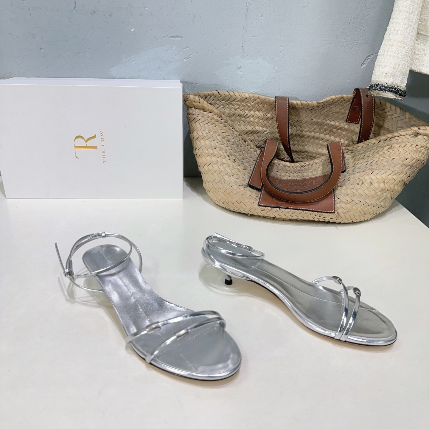 NO:381994,High quality!  The Row25 spring and summer new simple strap high heel open-toe sandals!  Too simple and fashionable!  There is no unnecessary design. It has a high-end and simple feeling, in fact, in addition to being good-looking, its comfort is really easy to wear so much that it is hard to take off!  Paired with jeans, suit pants, skirts are not inconsistent. The upper is made of original imported mixed-bred sheepskin. Inner footbed sheepskin. Italian imported genuine leather outsole. Heel height: 3.5cm, 9cm. Two heights. Size: 35-41 (40 41 custom-made without return and exchange) with original packaging, sandals, sandals, skirts, jeans, business suit, sheepskin, Leather soles19860909高品质！小众潮牌TheRow25春夏新款简约带子高跟露趾凉鞋！ 太简约时髦啦！没有一丢丢多余的设计 有一丢高级又简约的感觉其实除了好看以外它的舒适度真的是好穿到舍不得脱下来啦！ 搭配牛仔裤 西装裤 半身裙都毫无违和感 鞋面采用原版进口混种羊皮 内里垫脚羊皮 意大利进口真皮大底 跟高:3.5cm 9cm两高度 码数:35-41（40 41定制不退换） 配原版包装,凉鞋,sandals,skirts,jeans,business suit,sheepskin,Leather soles,Women's Shoes