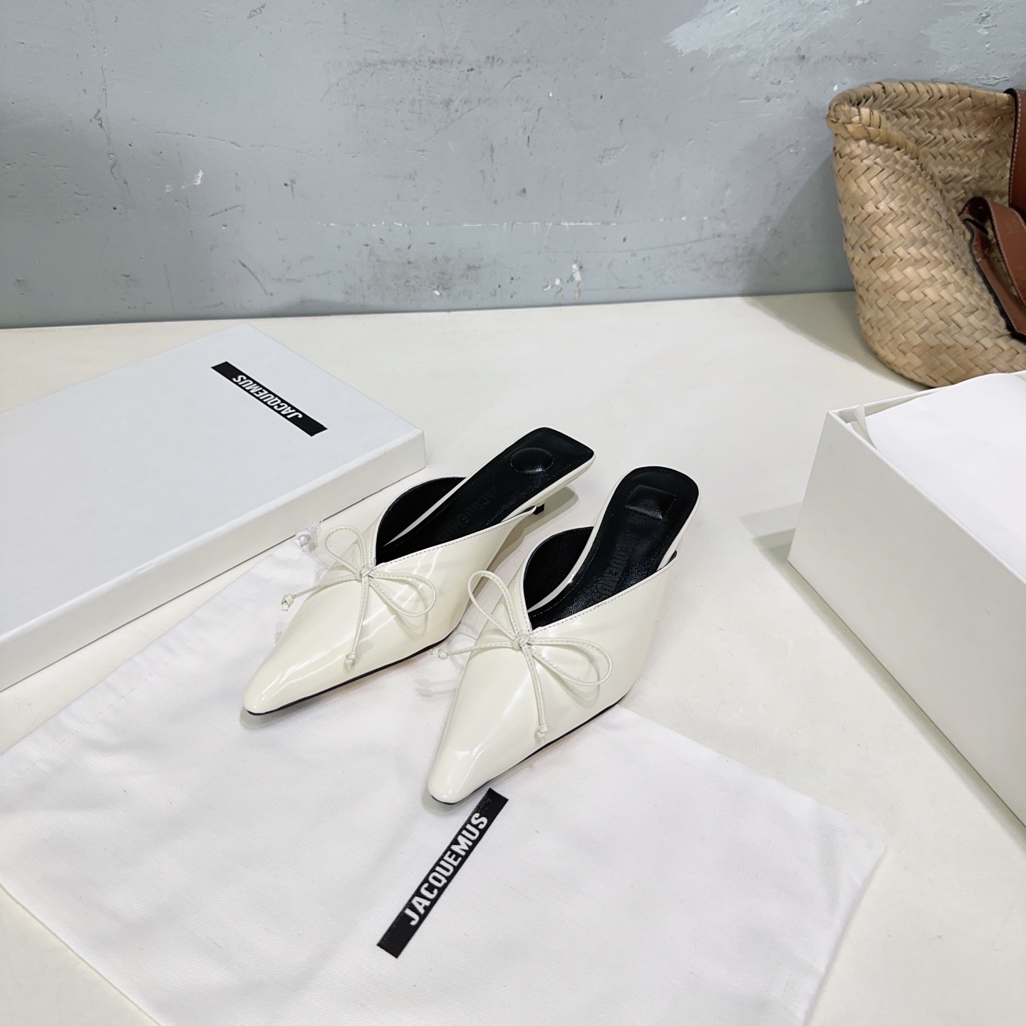 High-Quality Exit 675: Jacquesquemus Pointy Cats and Back-Shoe Shoes for Elegant Summer Style - 图片 1