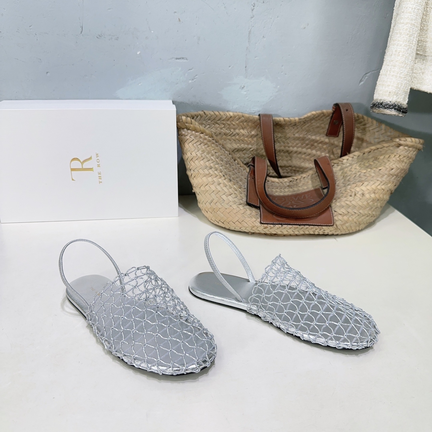 NO:382004,High quality!  Niche trendy brand THE ROW 25 spring and summer new product fishing net hollow net shoes flat sandals!  A must-have artifact in summer!  Full of girlish style, modern and retro flavor, very simple and atmospheric. Whether it is a skirt, dress or jeans, it can be the finishing touch!  The upper is made of original custom elastic rope mesh. Italian imported leather outsole. Size: 35-40 (40 custom made without return) with original packaging, sandals, sandals, skirts, jeans, Leather soles19860909高品质！小众潮牌THE ROW 25春夏新品渔网镂空网鞋平底凉鞋！夏天必备神器！ 满满的少女风 既摩登又复古的味道 非常的简约大气 不管是半身裙 连衣裙还是牛仔裤 它都能成为点睛之笔！ 鞋面采用原版定做弹力绳网 意大利进口真皮大底 码数:35-40（40 定做不退换） 配原版包装,凉鞋,sandals,skirts,jeans,Leather soles,Women's Shoes