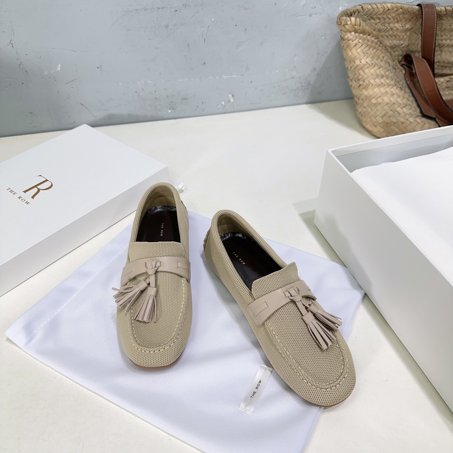 NO:381998,High quality!  The Row 25 Spring New French retro tassel loafer shoes, Doudou shoes, single shoes!  This grandma shoes have a lazy and casual feeling, very casual and fashionable, easy to wear without scratching your feet, continuing the usual minimalist style, with no lining structure, extremely lightweight and comfortable shoe body, soft and comfortable, and never scratch your feet. The style is fresh and refined, making people unforgettable. The simpler the shoes, the more they often test the exquisite workmanship and aesthetic level. They seem to be minimalist, with a connotation and heritage, and the upper is completely hand-sewn!  A truly good shoe can only give you the perfect answer if you put on your feet!  The upper is made of original knitted material. Original mold-opening anti-slip rubber outsole. Size: 35-40 (40 custom made without return) with original packaging, loafers, loafers19860909高品质！小众潮牌The Row 25春新品法式复古流苏乐福鞋豆豆鞋单鞋！ 此款奶奶鞋有种慵懒随性的感觉,很随意的时髦,好穿不磨脚,延续了一贯的极简风格,无内衬结构,鞋身极其轻便贴肤,柔软舒适,绝对不会磨脚的一款鞋子,款式清新脱俗,让人过目不忘 越是简单的鞋子,往往越是考验做工的考究和美学的水平,看似极简,内涵底蕴,鞋面全手工缝制！真正的好鞋,只有上脚的舒适度才能给你完美答案！ 鞋面采用原版针织材料 原版开模防滑橡胶大底 码数:35-40（40 定做不退换） 配原版包装,乐福鞋,loafers,Women's Shoes