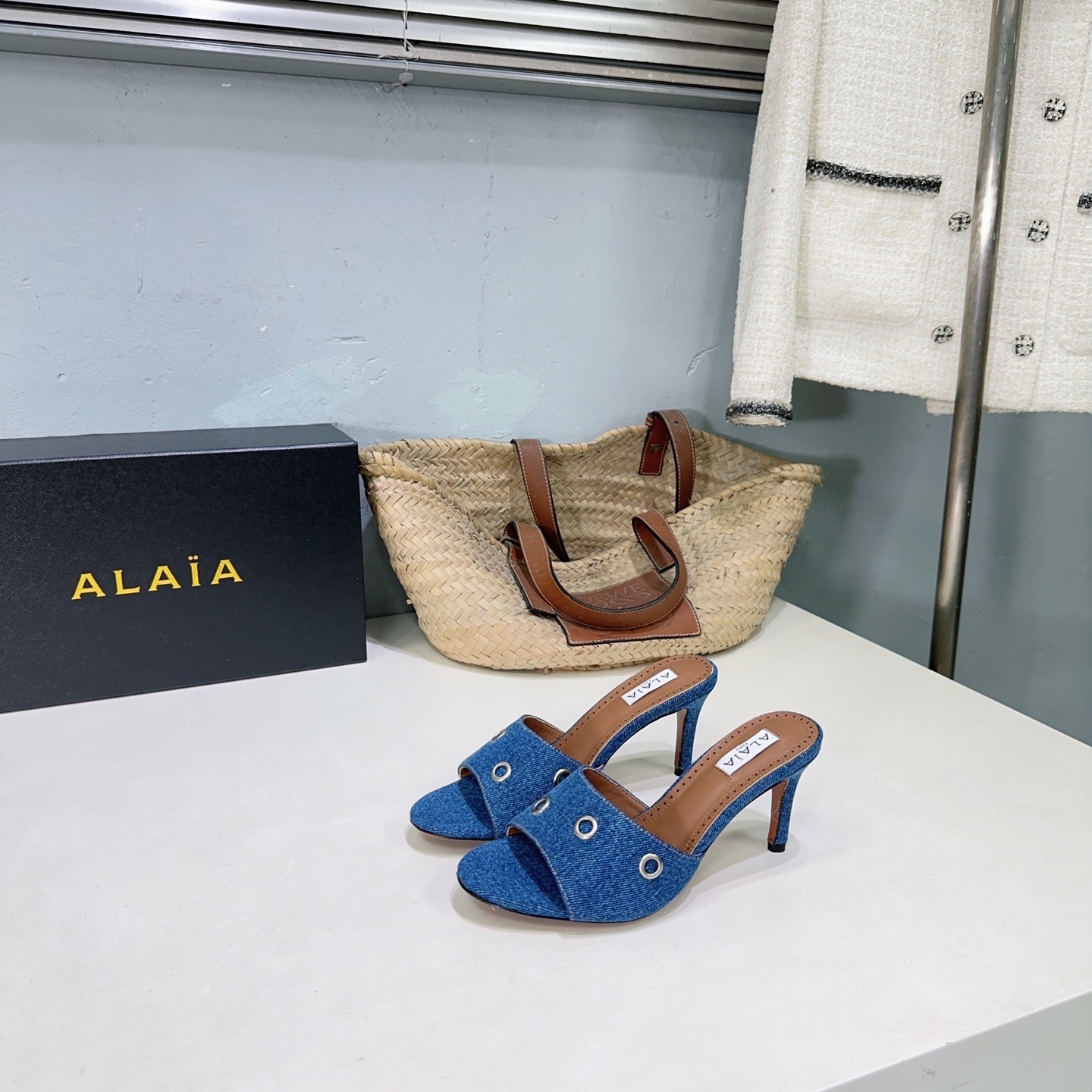 NO:381995,High quality!  ALAIA niche trendy brand ALAIA 25 spring and summer new simple muller high heel slippers!  Beautiful and popular metal ring corns sandals ——————————————————————————————————————————————————————————————————————————————————————————————————————————————————————————————————————————————————————————————————————————————————————————————————————————————————————————————————————————————————  There is no unnecessary design. It has a high-end and simple feeling, in fact, in addition to being good-looking, its comfort is really easy to wear so much that it is hard to take off!  Paired with jeans, suit pants, skirts are not inconsistent. The upper is imported calf soft patent leather/calf leather, inner foot pad sheepskin imported from Italy. Heel height: about 7cm. Size: 35-42 (40.41.42 is not returned or exchanged) with original packaging, high heels, slippers, alaia, high heels, slippers, skirts, jeans, business suit, cowhide, sheepskin, Leather soles19860909高品质！小众潮牌ALAIA阿莱雅25春夏新款简易穆勒高跟拖鞋！绝美爆火金属圆环鸡眼凉拖鞋 —————————————————— 太简约时髦啦！没有一丢丢多余的设计 有一丢高级又简约的感觉其实除了好看以外它的舒适度真的是好穿到舍不得脱下来啦！ 搭配牛仔裤 西装裤 半身裙都毫无违和感 鞋面采用进口小牛软漆皮/小牛皮 内里垫脚羊皮 意大利进口原色真皮大底 跟高:约7cm 码数:35-42（40.41.42定不退换） 配原版包装,高跟鞋拖鞋,alaia,high heels,slippers,skirts,jeans,business suit,cowhide,sheepskin,Leather soles,Women's Shoes