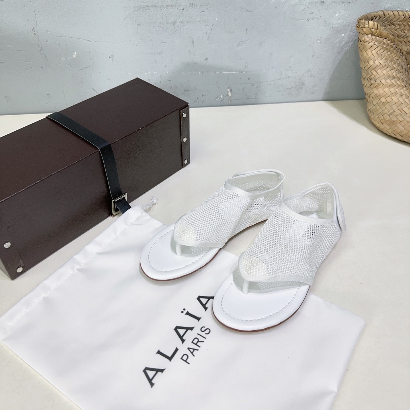 NO:381992,High quality!  Niche trendy brand Alaia 25 spring and summer catwalk breathable mesh ballet shoes flat clip sandals!  A very popular flat shoes recently!  The same style as Zhang Xiaohui, sweet and cool ballet style. A popular ballet shoes, romantic and charming. Comfortable and versatile with different styles, and can be easily controlled by different styles. Whether it is jeans, suit pants, or pleated skirts, you can enhance your outfit to fashion, elegance and excellence. The upper is made of original material. Imported sheepskin footbed. Original opening mold rubber non-slip sole. Size: 35-42 (40 41.42 orders and no return) with original packaging, split-toe shoes, alaia, sandals, flats, skirts, jeans, business suit, sheepskin19860909高品质！小众潮牌 Alaia 阿莱亚25春夏走秀款透气网面芭蕾舞鞋平底夹脚凉鞋！最近超火的一款平底鞋！ 章小蕙同款 甜酷芭蕾风 人气超高的一款芭蕾舞鞋,浪漫又迷人 舒适百搭配上不同款式,不同风格都能轻松驾驭,无论牛仔裤,西装裤,还是百褶裙,都能将你的穿搭提升到时尚,优雅和卓越之中 鞋面采用原版材质 垫脚进口羊皮 原版开模模橡胶防滑大底 码数:35-42（40 41.42订不退换） 配原版包装,分趾鞋,alaia,sandals,flats,skirts,jeans,business suit,sheepskin,Women's Shoes