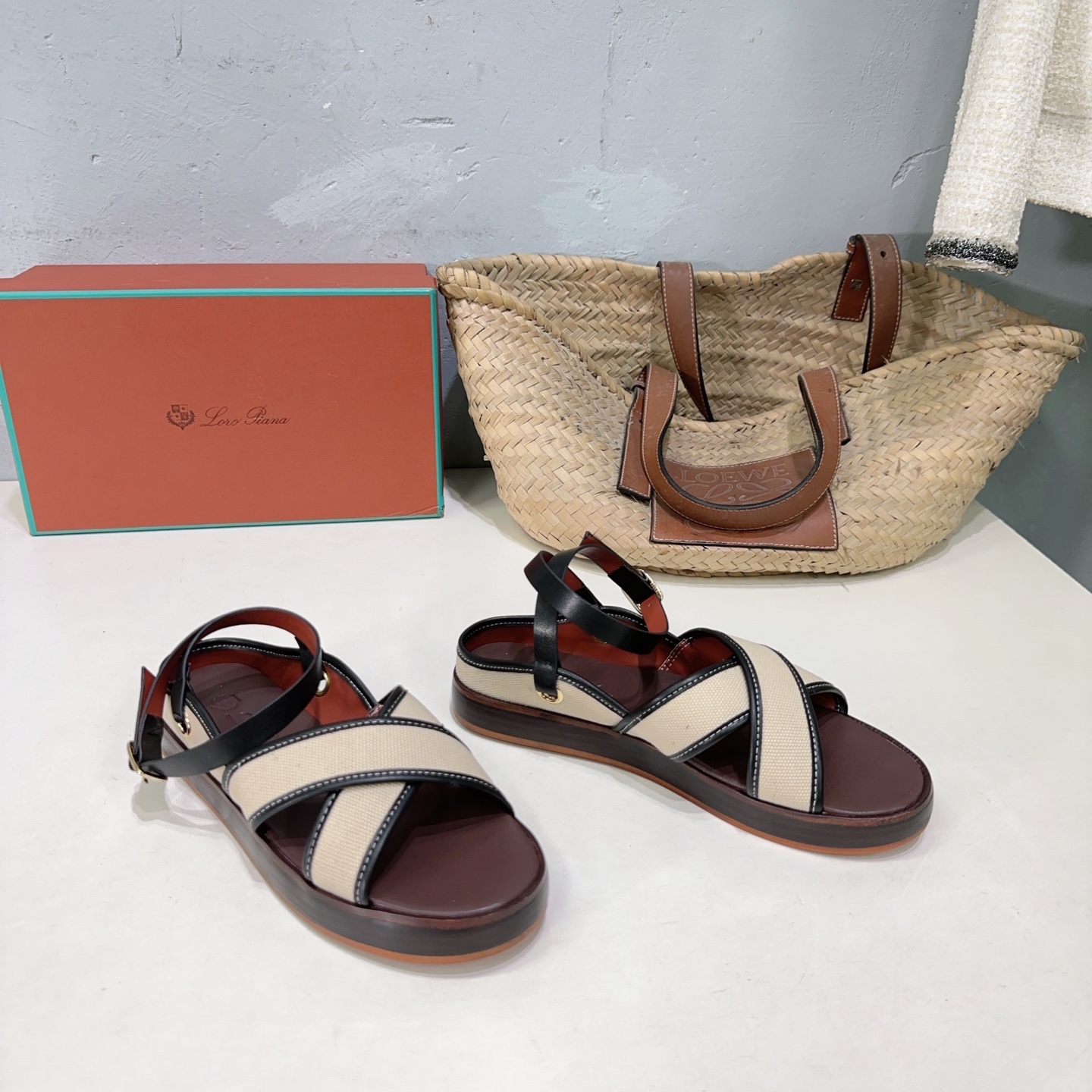 NO:392770,High quality!  Niche trend brand Loro Piana 25 spring and summer new LP cross-lace upper water table thick-soled sandals exposed heel belt design minimalist style retro sandals This flat-soled open-toe sandal is an ideal choice for daily summer wear, showing elegance and comfort in steps. Made of cotton and linen blended canvas fabric, decorated with contrasting leather details, cross-wide trim design firmly fits the feet, and is easy to wear. The heel is straight and wide inlay and cleverly connects the ankle strap, paired with round and adjustable metal buckle. The upper is imported calfskin/custom canvas, inner foot pad sheepskin Original open mold rubber table outsole (with anti-slip texture) Size: 35-41 (40.41 custom made without return) With original packaging, sandals, loro pigana, loro pigana, sandals, cowhide, sheepskin19860909高品质！小众潮牌Loro Piana 诺悠翩雅25春夏新款 LP 交叉带鞋面水台厚底凉鞋露跟绕带设计极简风复古凉鞋 此款平底露趾凉鞋是夏季日常穿搭的理想之选,步履之间尽显优雅与舒适.采用棉质和亚麻混纺的帆布面料制成,饰以撞色皮革细节,交叉宽饰带设计稳固贴合双脚,穿着轻松自如.后跟的挺阔嵌饰巧妙连接踝带,搭配圆润可调节金属扣. 鞋面采用进口小牛皮/定制帆布 内里垫脚羊皮 原版开模橡胶水台大底（设有防滑纹理） 码数:35-41（40.41定做不退换） 配原版包装,凉鞋,loro piana,loro piana,sandals,cowhide,sheepskin,Women's Shoes