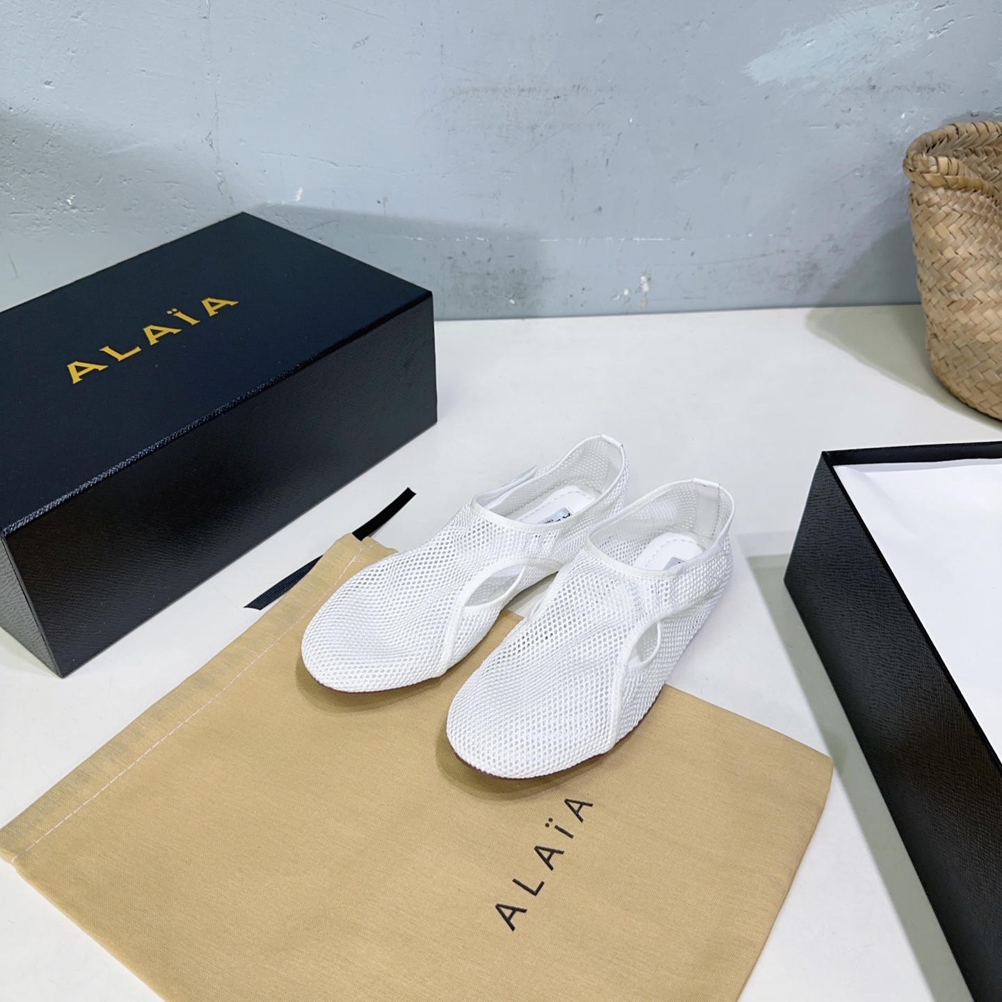 NO:381977,High quality!  Niche trendy brand Alaia 25 spring and summer catwalk breathable mesh ballet shoes flat clip sandals!  A very popular flat shoes recently!  The same style as Zhang Xiaohui, sweet and cool ballet style. A popular ballet shoes, romantic and charming. Comfortable and versatile with different styles, and can be easily controlled by different styles. Whether it is jeans, suit pants, or pleated skirts, you can enhance your outfit to fashion, elegance and excellence. The upper is made of original material. Imported sheepskin footbed. Original opening mold rubber non-slip sole. Size: 35-42 (40 41.42 orders and no return) with original packaging, sandals, alaia, sandals, flats, skirts, jeans, business suit, sheepskin19860909高品质！小众潮牌 Alaia 阿莱亚25春夏走秀款透气网面芭蕾舞鞋平底夹脚凉鞋！最近超火的一款平底鞋！ 章小蕙同款 甜酷芭蕾风 人气超高的一款芭蕾舞鞋,浪漫又迷人 舒适百搭配上不同款式,不同风格都能轻松驾驭,无论牛仔裤,西装裤,还是百褶裙,都能将你的穿搭提升到时尚,优雅和卓越之中 鞋面采用原版材质 垫脚进口羊皮 原版开模模橡胶防滑大底 码数:35-42（40 41.42订不退换） 配原版包装,凉鞋,alaia,sandals,flats,skirts,jeans,business suit,sheepskin,Women's Shoes