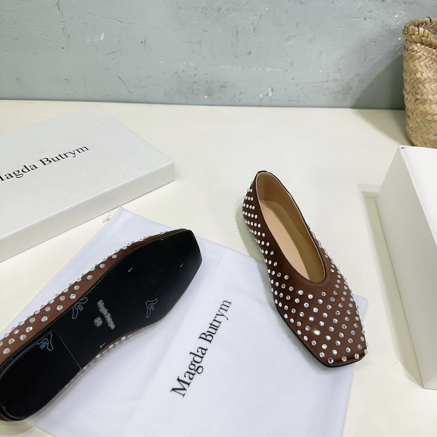 “High Quality Magda Butrym Flat Shoes: Nordic Style Translated Simply” - 图片 9