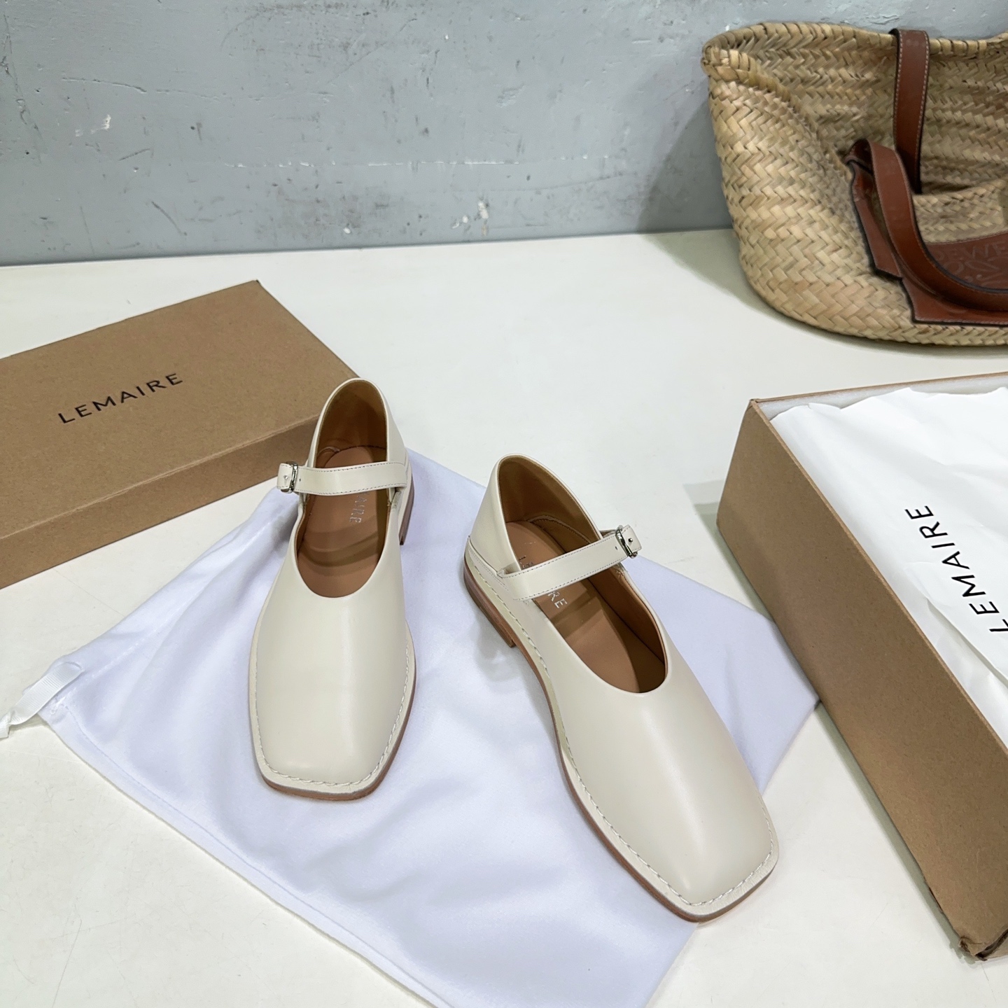 NO:406306,High quality!  The niche trendy brand Lemaire 25 spring and summer new classic simple square toe flat-bottom one-liner monk's shoes. A pair of high-end and practical good shoes are expressed in this casual and lazy way. I really like it very much. It can be matched in all seasons!  Minimalist, casual, low-key and stylish, exuding a charming temperament everywhere! The upper is made of imported mixed-bred sheepskin, the inner footbed is water-dyed cowhide, Italy imported thickened leather outsole Size: 35-41 (40 41 custom made without return) With original packaging, single shoes, cowhide, sheepskin, Leather soles19860909高品质！小众潮牌Lemaire25春夏新款经典简易方头平底一字扣带僧侣鞋单鞋 一双高级又实用的好鞋用这种随意又慵懒的方式表达出来,我真的超级喜欢呀,四季可搭配！ 极简随意,低调有品,处处散发着迷人的气质! 鞋面采用进口混种羊皮 内里垫脚水染牛皮 意大利进口加厚真皮大底 码数:35-41（40 41定做不退换） 配原版包装,单鞋,cowhide,sheepskin,Leather soles,Women's Shoes