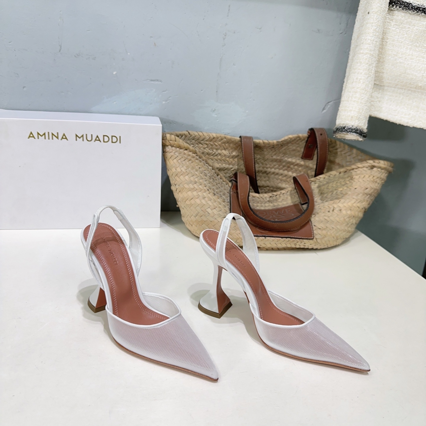 NO:652457,High quality!  Niche trendy brand · Spring and summer style simple lace mesh pointed toe high-heeled sandals!  Elegant style creates a different feeling, simple and elegant style!  show bdetails ———————————— The upper is made of original imported lace mesh, the lining is sheepskin, and the original leather outsole is imported from Italy. Heel height: 9.5cm. Size: 35-42 (40 41 42 is non-refundable). Comes with original packaging, high heels, sandals, high heels, sheepskin, Leather soles.19860909高品质！小众潮牌 · 春夏款简易蕾丝网纱尖头后空高跟凉鞋！ 优雅风格 创造不一样的感觉 简约气质款式！ show bdetails ———————————— 鞋面采用原版进口蕾丝网布 内里垫脚羊皮 意大利进口原色真皮大底 跟高:9.5cm 码数:35-42（40 41 42 定不退换） 配原版包装,高跟鞋,sandals,high heels,sheepskin,Leather soles,Women's Shoes