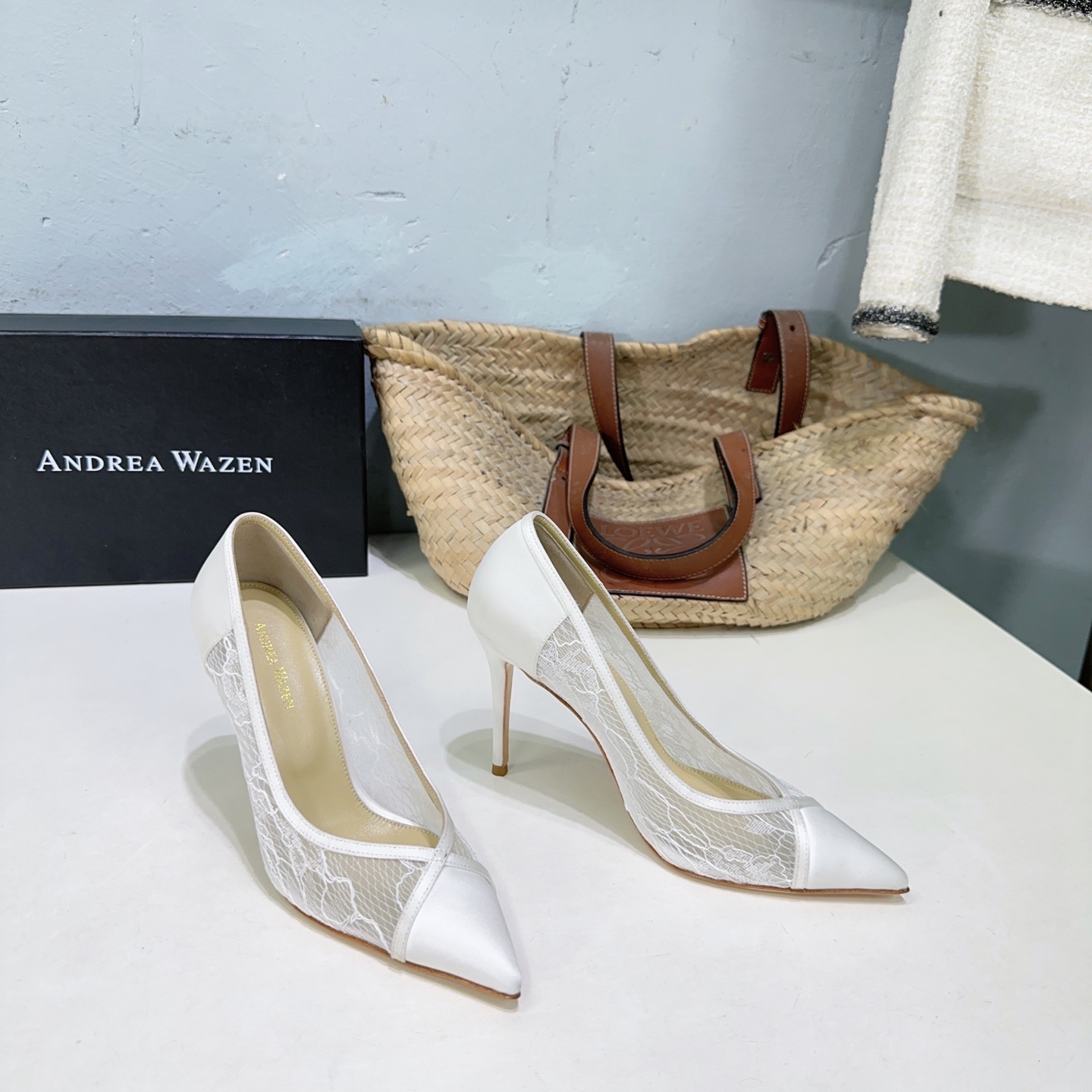 NO:652420,High quality!  Niche trendy brand Andrea Wazen25 spring and summer sexy lace mesh simple high-heeled pointed-toe single shoes and high heels!  Fairy version sandals, pure handmade lace mesh folding technology, very beautiful, invincible on the feet. The upper is made of original imported real mesh. The inner padding sheepskin. Italian imported genuine leather outsole. Heel height: 9.5 cm. Size: 35-42 (40, 41, 42 are customized and non-refundable). Comes with original packaging, high heels, sandals, high heels, sheepskin, Leather soles.19860909高品质！小众潮牌Andrea Wazen25春夏性感蕾丝网纱简易高跟尖头单鞋高跟鞋！仙女版凉鞋,纯手工蕾丝网纱折叠工艺,非常的美,上脚无敌了 鞋面采用原版进口真网纱 内里垫脚羊皮 意大利进口真皮大底 跟高: 9.5 cm 码数:35-42（40 41 42定做不退换） 配原版包装,高跟鞋,sandals,high heels,sheepskin,Leather soles,Women's Shoes