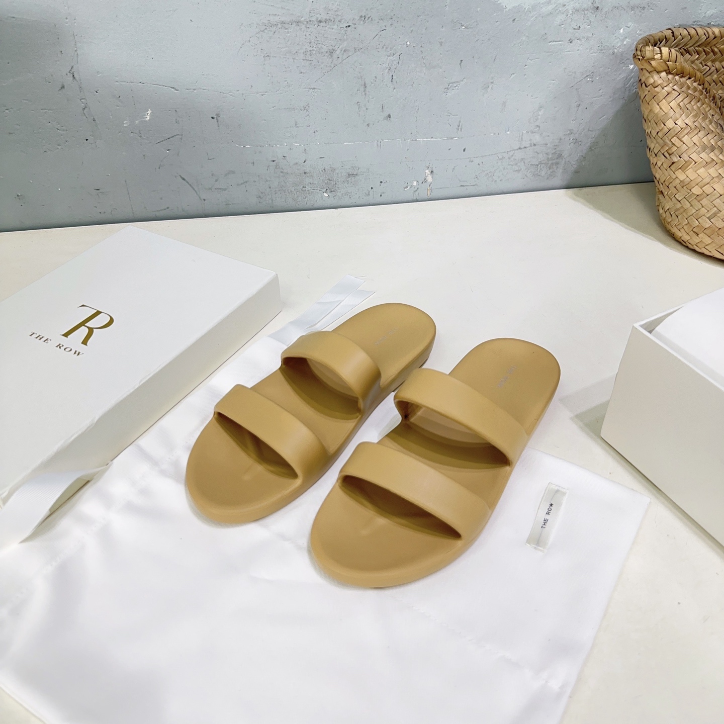 NO:407555,High quality!  Niche trendy brand The row 25 spring and summer new simple rubber injection molded jelly shoes flat slippers!  The consistent minimalist style, clean and neat layout design, no decoration, only the design is the highlight, highlighting temperament and personality!  Original rubber injection molding The original version is consistent in texture!  Number of codes: 35-40 (40 custom made without return) with original packaging, slippers, slippers19860909高品质！小众潮牌The row 25 春夏新款简易橡胶注塑一体果冻鞋平底拖鞋！ 一贯的极简风格 干净利落的版面设计 没有任何装饰 仅以设计为亮点 凸显气质和彰显个性！ 原版橡胶材质注塑 原版一致质感！ 码数:35-40（40定做不退换） 配原版包装,拖鞋,slippers,Women's Shoes