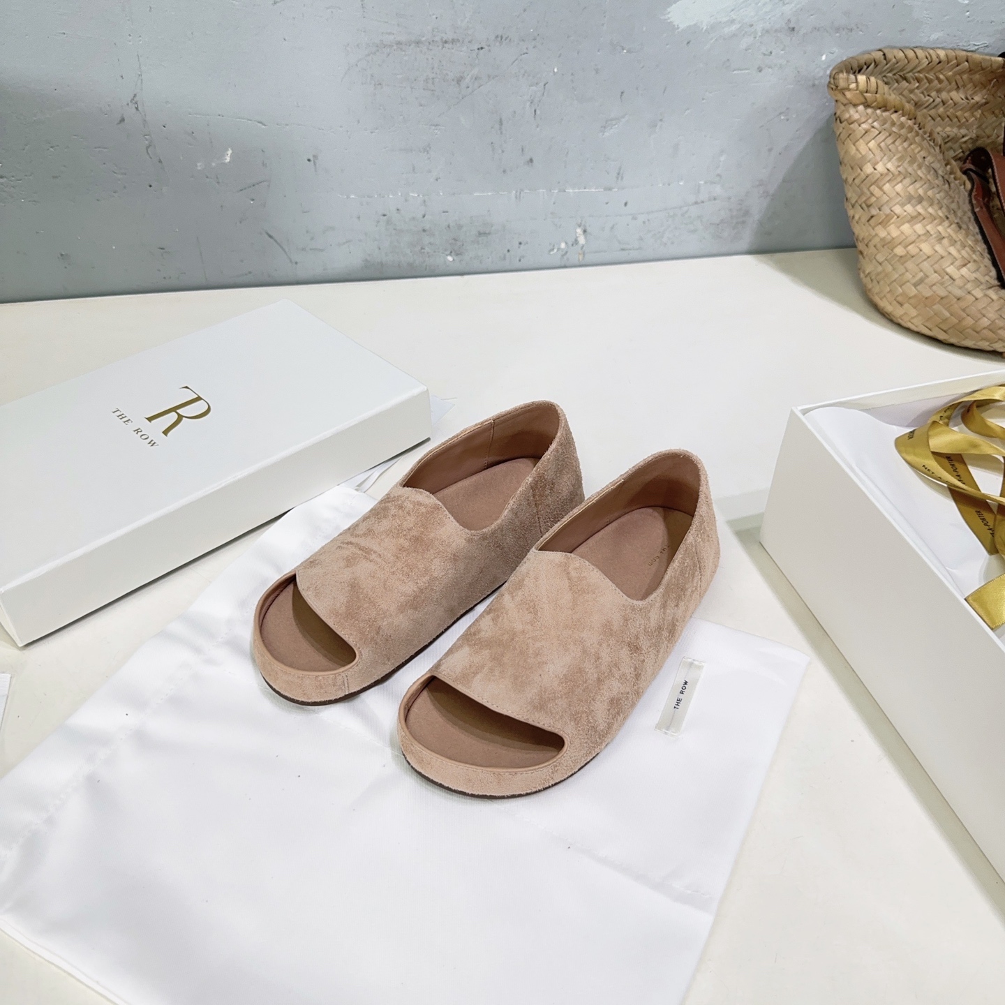 NO:407553,High quality!  Niche trendy brand The Row25 spring and summer new water table thick-soled open-toed fish mouth simple sandals This model has elegant, tough, handsome, sexy and charming, exposed large area of ​​slender lines extending the foot proportions, visually showing long legs, simple and atmospheric. The feet are full of French fashion, which can be interpreted beautifully with shorts, short skirts, long skirts or denim!  The upper is made of open-edged beaded cowhide/beef velvet, inner foot padded sheepskin, original mold opening water table, original mold opening rubber outsole, size: 35-41 (40 orders, no return or exchange) with original packaging, single shoes, sandals, skirts, shorts, cowhide, sheepskin19860909高品质！小众潮牌 The Row25春夏新款水台厚底露趾鱼嘴简易凉鞋 这款设有优雅硬朗帅气且又性感迷人,裸露大面积的纤长的线条延伸脚部比例,视觉显腿长,简约大气 上脚满满的法式时髦,随便搭配短裤短裙长裙或是牛仔都能诠释的很美！ 鞋面采用开边珠牛皮/牛反绒 内里垫脚羊皮 原版开模水台 原版开模橡胶大底 码数:35-41（40订不退换） 配原版包装,单鞋,sandals,skirts,shorts,cowhide,sheepskin,Women's Shoes