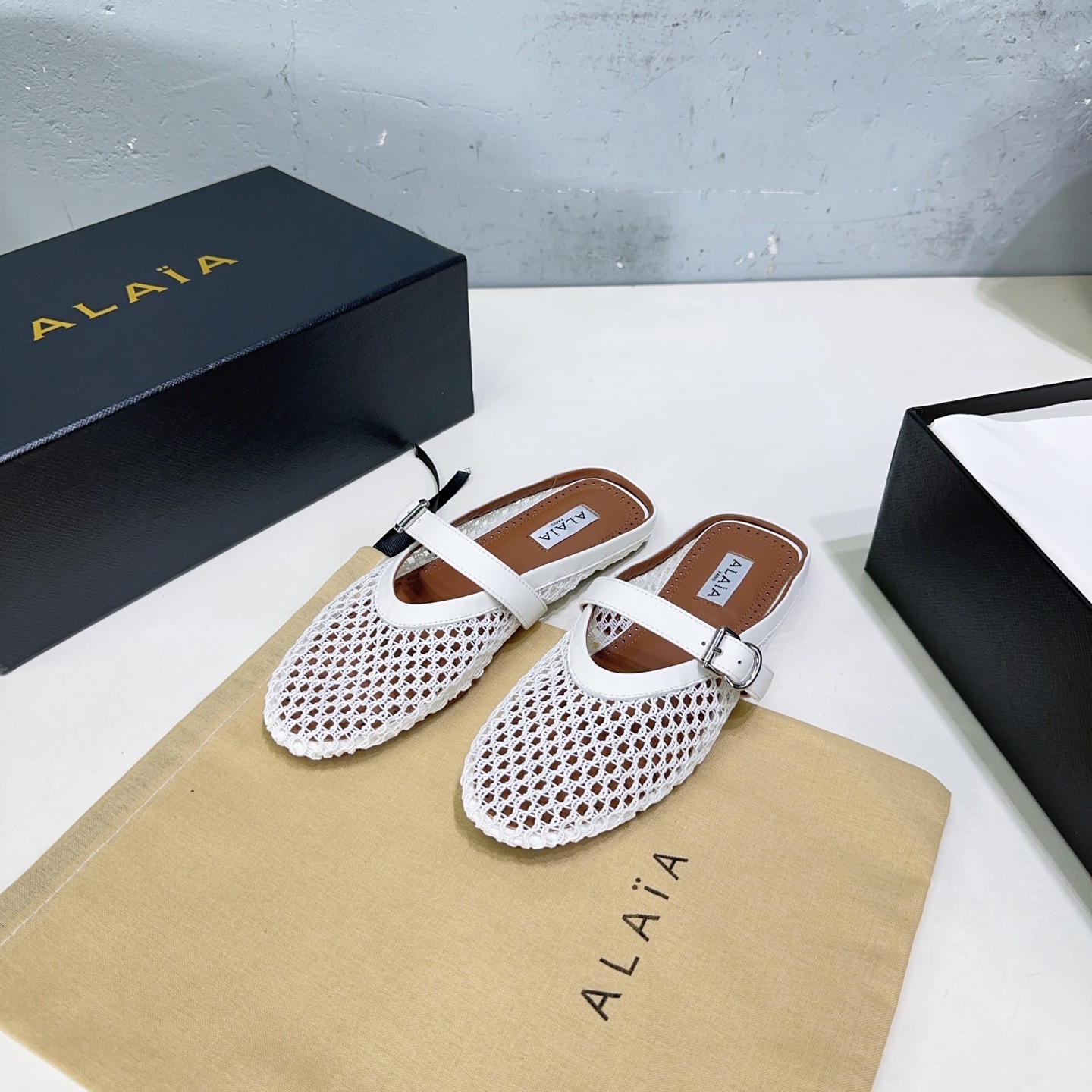 NO:407547,High quality!  Alaia niche trendy brand Alaia 25 spring and summer new product simple woven hollow retro buckle Mary Jane shoes ballet semi-trail flat shoes!  The same sweet and cool ballet style of Zhang Xiaohui, a ballet shoes with super popular style, romantic, charming, comfortable and versatile girlish style, modern and retro flavor, very simple and atmospheric. Whether it is a skirt, dress or jeans, it can be the finishing touch!  Wool knitted hand-knitted upper, imported sheepskin footbed, original molded rubber non-slip sole, size: 35-43 (40 41 42 43 customized, non-return and exchange) with original packaging, semi-torch, alaia, mary jane, flats, skirts, jeans, sheepskin19860909高品质！小众潮牌Alaia阿莱亚25春夏新品简易编织镂空复古扣带玛丽珍鞋芭蕾舞半拖平底鞋！章小蕙同款甜酷芭蕾风,人气超高的一款芭蕾舞鞋,浪漫又迷人舒适百搭满满的少女风 既摩登又复古的味道 非常的简约大气 不管是半身裙 连衣裙还是牛仔裤 它都能成为点睛之笔！ 毛线针织手工编织鞋面 垫脚进口羊皮 原版开模橡胶防滑大底 码数:35-43（40 41 42 43订做不退换） 配原版包装,半拖,alaia,mary jane,flats,skirts,jeans,sheepskin,Women's Shoes