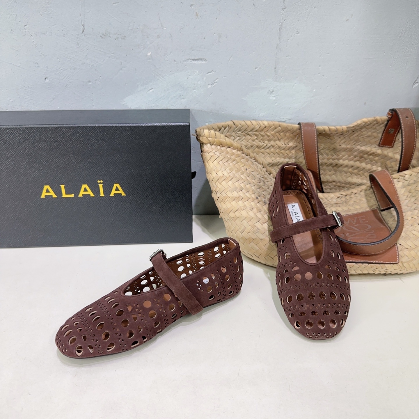 NO:546893,High quality!  Niche trendy brand ALAIA25 spring and summer hollow carved round toe flat grandma shoes loafer shoes single shoes!  The latest spring and summer fashion show new series of flat ballet shoes!  French high-end first-tier high-end high-end brand!  The last craftsman in the fashion industry is only loyal to the creation of cutting that shows the curves of women's bodies!  King's brand Alaia in 1979 has always been selling fashionable women's shoes, lazy and casual style. The Paris fashion industry and the whole world are well-known Ladygaga, Madonna, are both admirers and number one fan of ALAA!  It's really amazing to wear, and it can be matched all seasons!  True love, Wang Bang Kaikai series, the upper is imported from the original delicate Yangjing, the inner foot pad is water-dyed sheepskin, the original mold-soled rubber sole, the size: 35-42 (40 41 42 custom made without return) with original packaging, ballet shoes, alaia, loafers, sheepskin, sheep19860909高品质！小众潮牌ALAIA25春夏镂空雕花圆头平底奶奶鞋乐福鞋单鞋！最新春夏时装秀新款系列平底芭蕾舞鞋！法国高端一线高定品牌！时尚界最后的手艺人 只忠于展现女性身体曲线的裁剪之创于始！王1979年的品牌Alaia 一直主售时装感十足的型格女鞋 慵懒随性风 巴黎时装界以及全世界都享有盛誉Ladygaga ,麦当娜, 都是ALAA的崇拜者和头号丝粉！上脚真的绝绝的,四季都可搭配！真心大爱,王炸开挂系列 鞋面采用原版进口细腻羊京 内里垫脚水染羊皮 原版开模底花橡胶大底 码数:35-42（40 41 42定做不退换） 配原版包装,芭蕾舞鞋,alaia,loafers,sheepskin,sheep,Women's Shoes