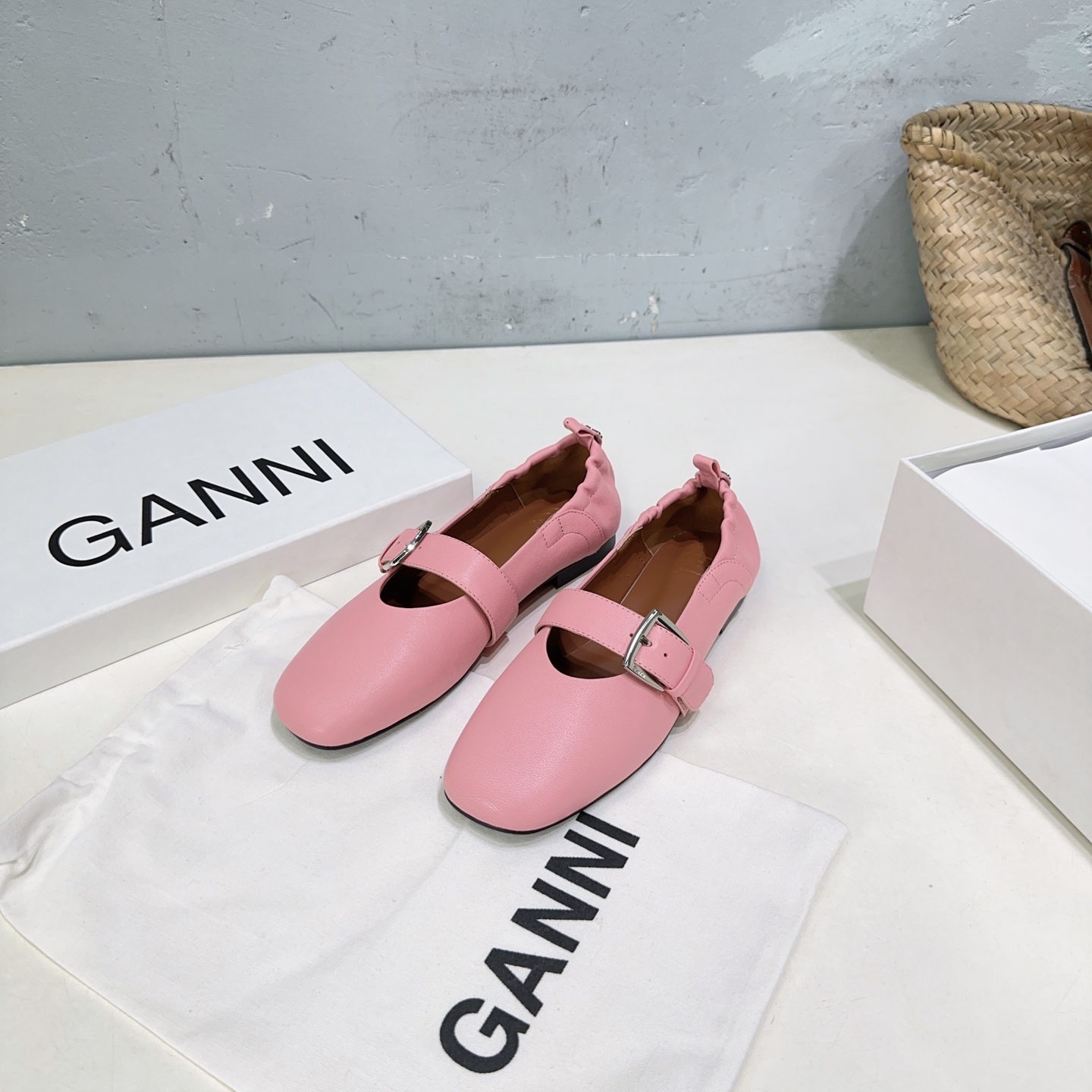 High Quality Factory-Made Shoes, Size 650, Queens Collection, Skins Inside, Rubber Soles.