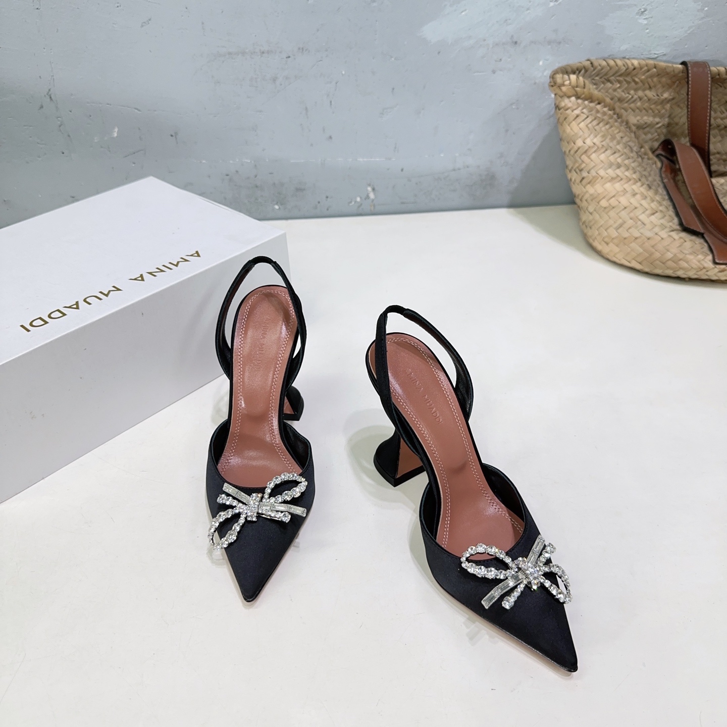 “High-Quality Amina Muaddi Heel Shoes: Spring New Collection Review” - 图片 9