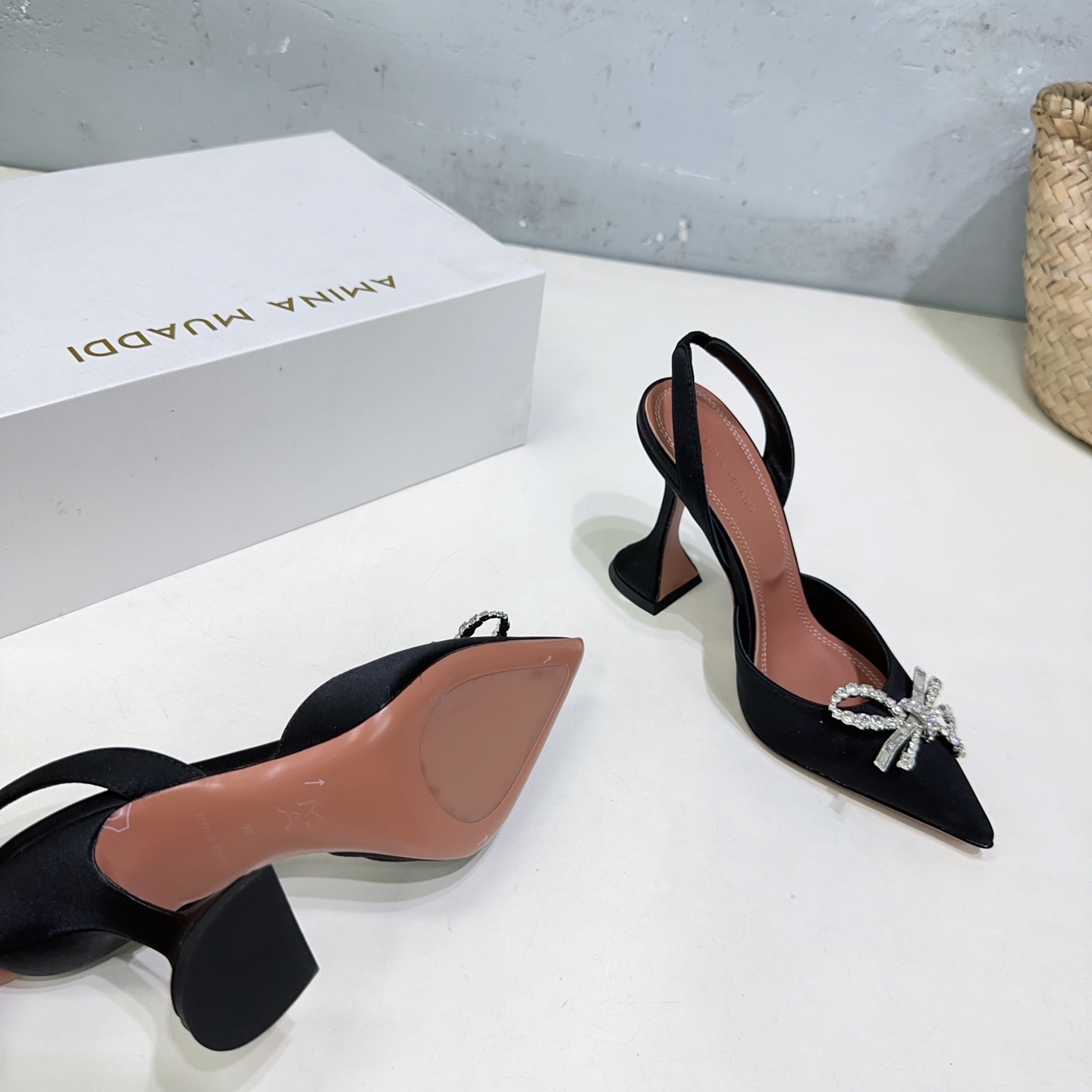 “High-Quality Amina Muaddi Heel Shoes: Spring New Collection Review” - 图片 8