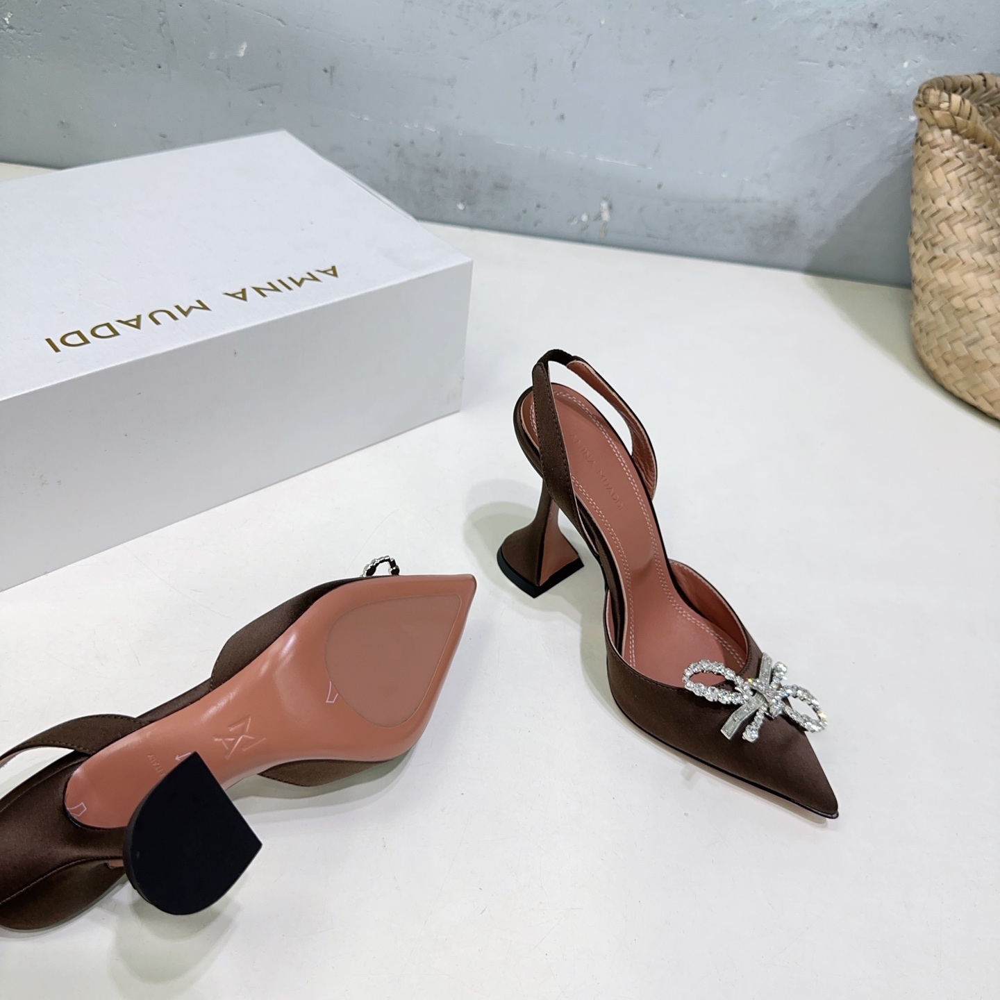 Amina Muaddi High-Quality Pointy Heel Shoes with Unique Design and Imported Materials - 图片 9