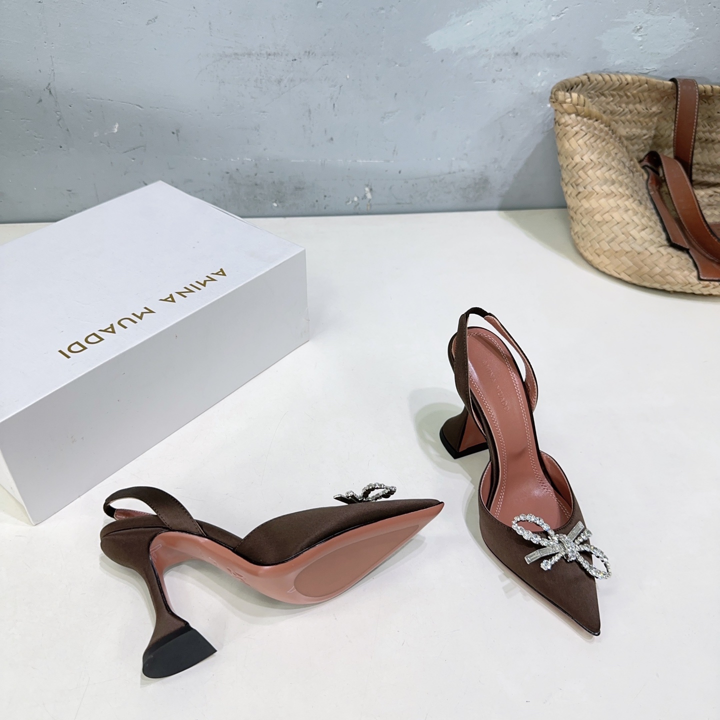 Amina Muaddi High-Quality Pointy Heel Shoes with Unique Design and Imported Materials - 图片 3
