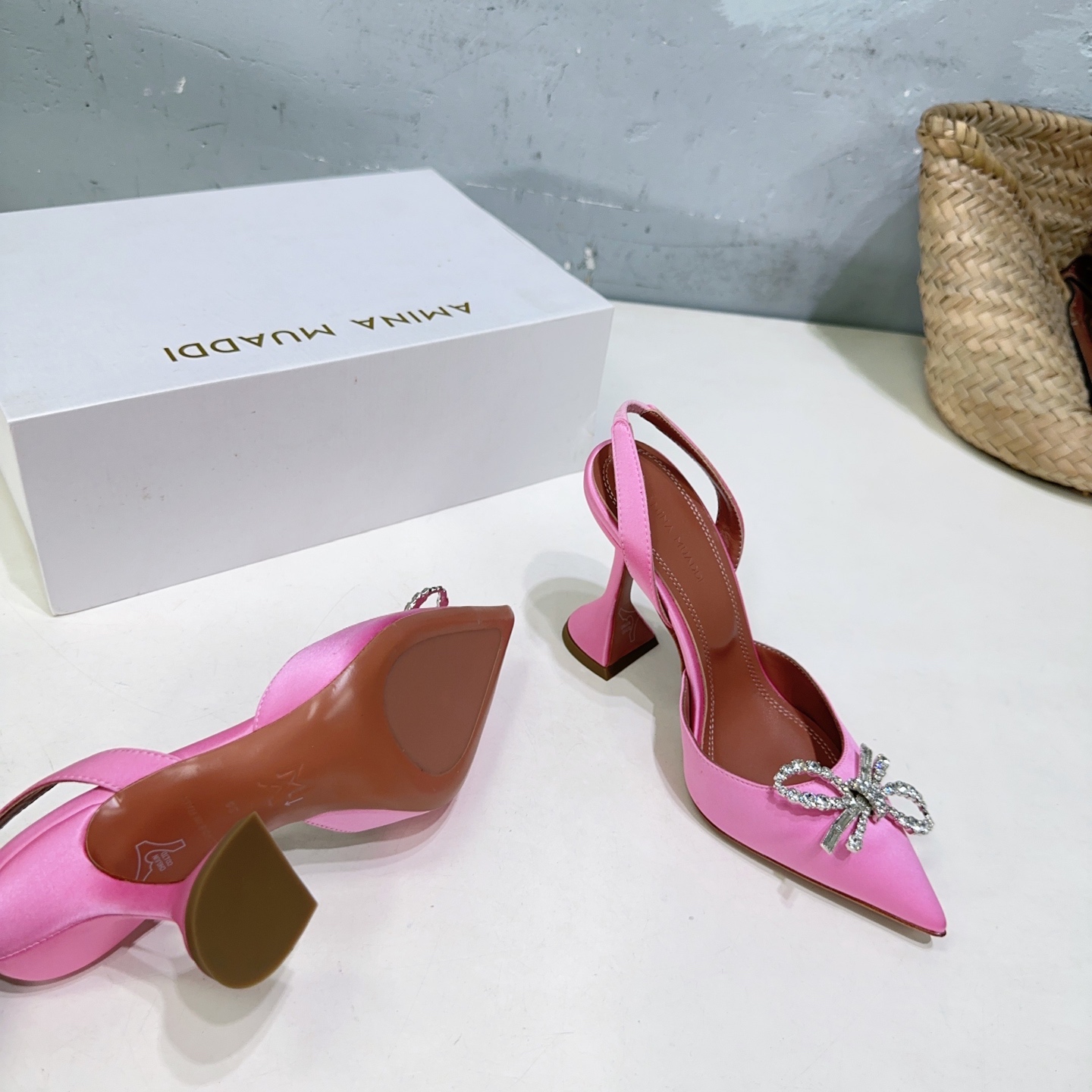 “High-Quality Amina Muaddi Spring Heel Shoes – Fashion Hero in Colors!” - 图片 4