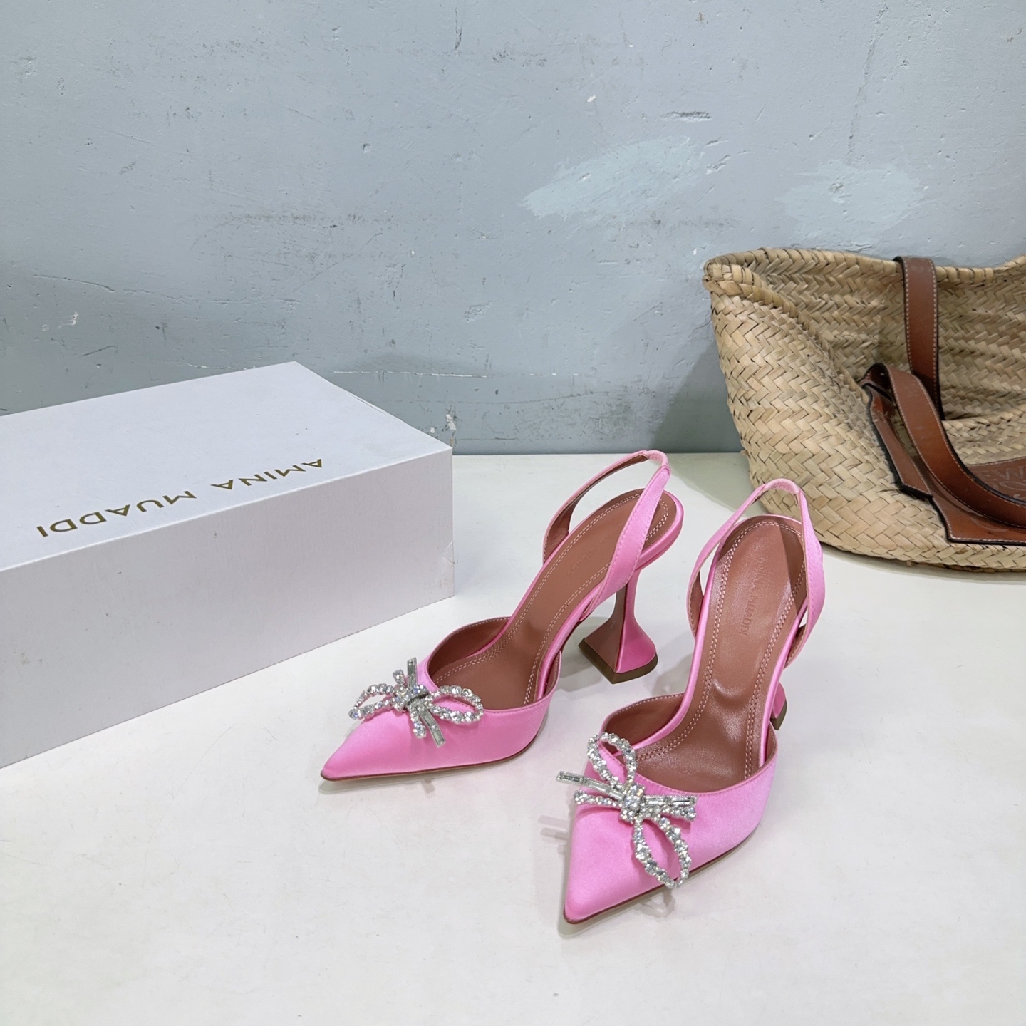 “High-Quality Amina Muaddi Spring Heel Shoes – Fashion Hero in Colors!” - 图片 1