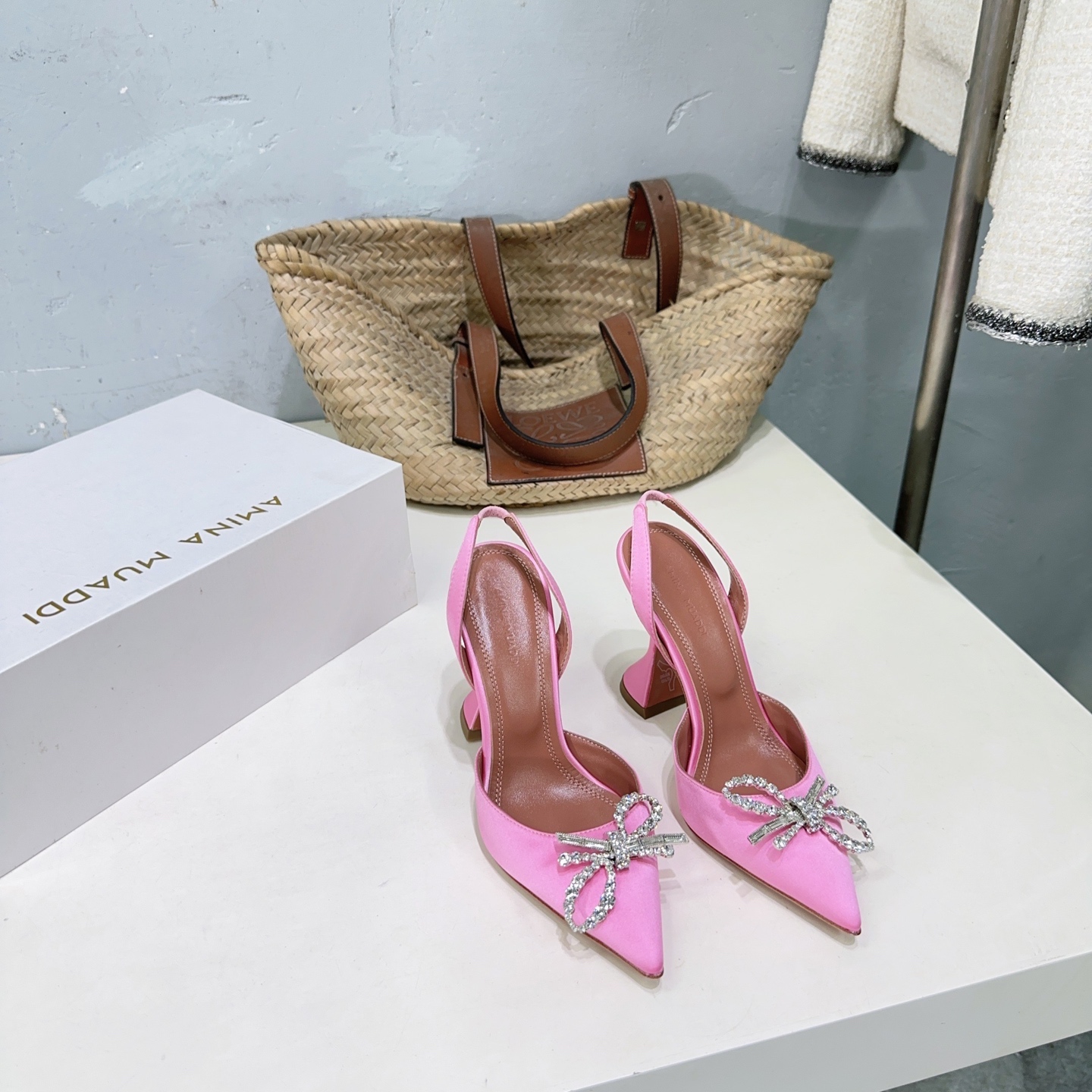 “High-Quality Amina Muaddi Spring Heel Shoes – Fashion Hero in Colors!” - 图片 5