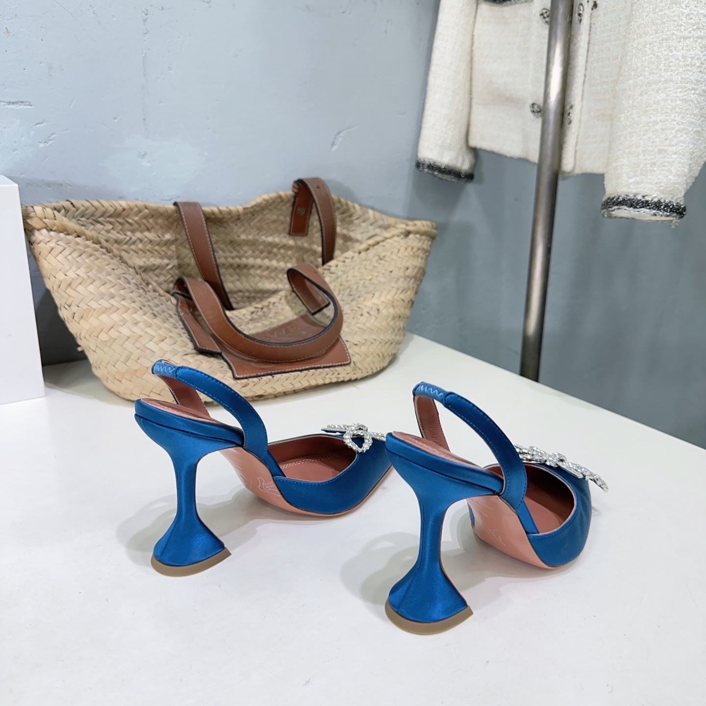 “High-Quality Amina Muaddi Spring Heel Shoes with Unique Design and Imported Materials” - 图片 3