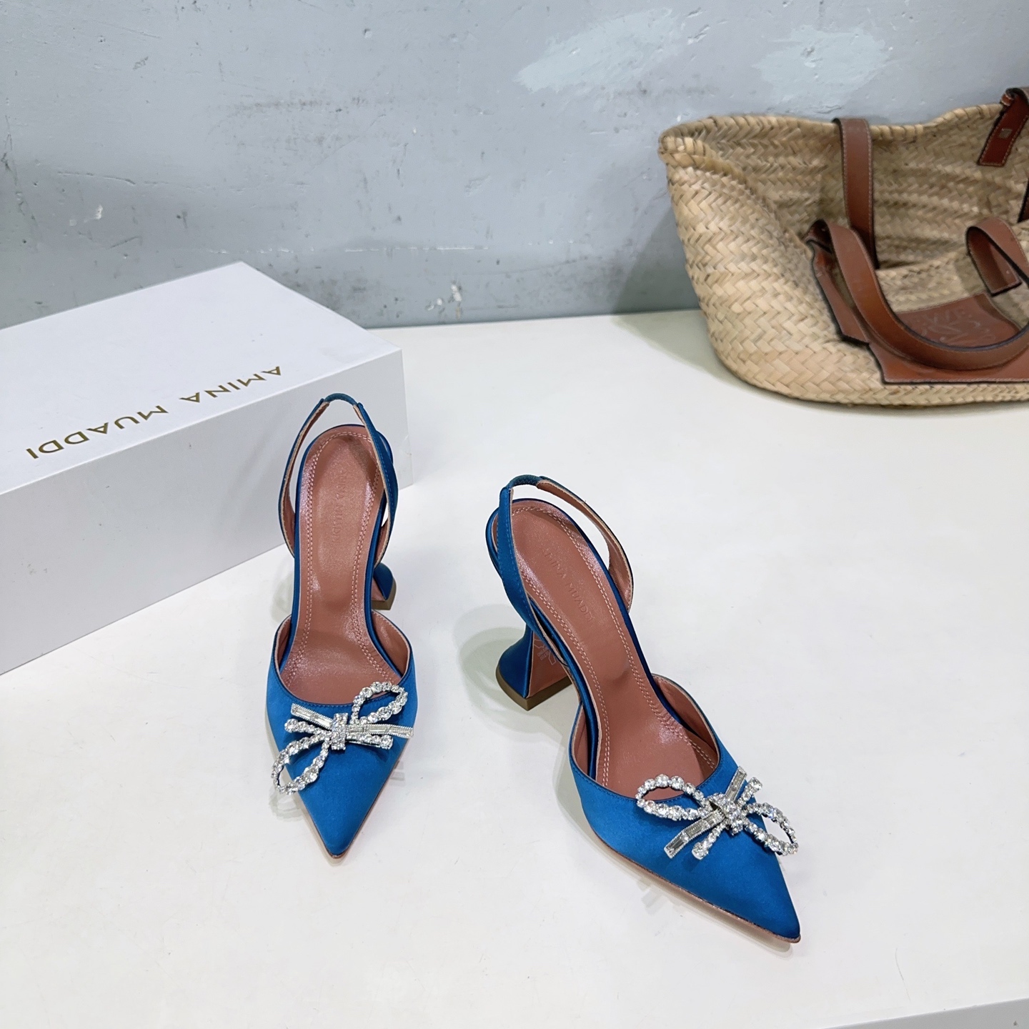 “High-Quality Amina Muaddi Spring Heel Shoes with Unique Design and Imported Materials” - 图片 7