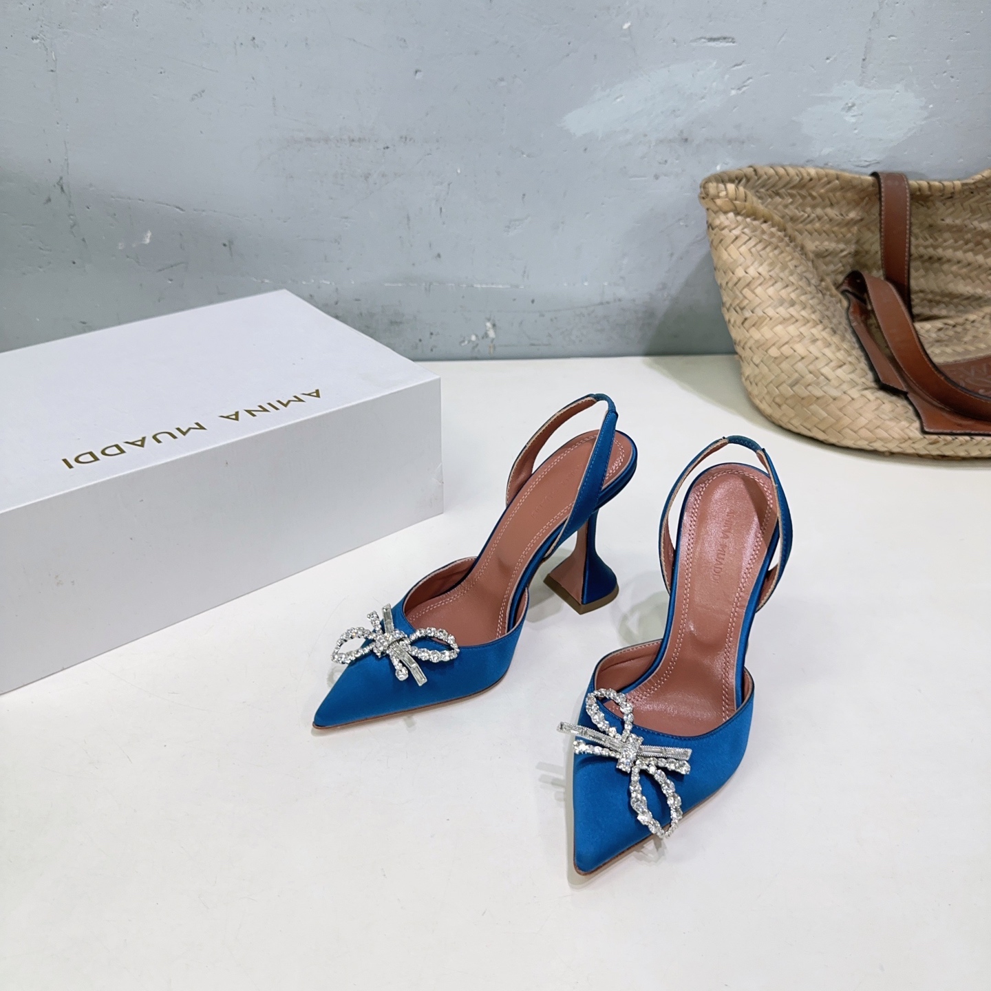 “High-Quality Amina Muaddi Spring Heel Shoes with Unique Design and Imported Materials” - 图片 6