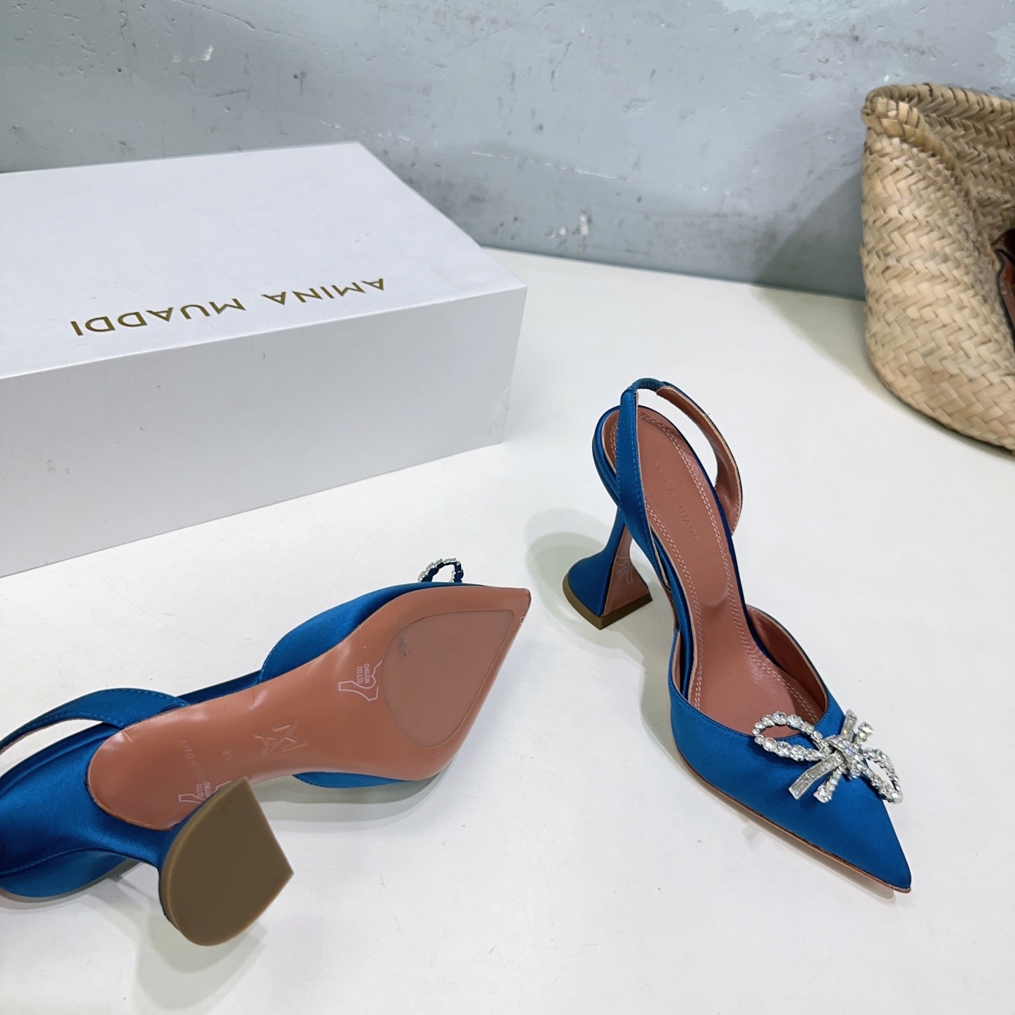 “High-Quality Amina Muaddi Spring Heel Shoes with Unique Design and Imported Materials” - 图片 9