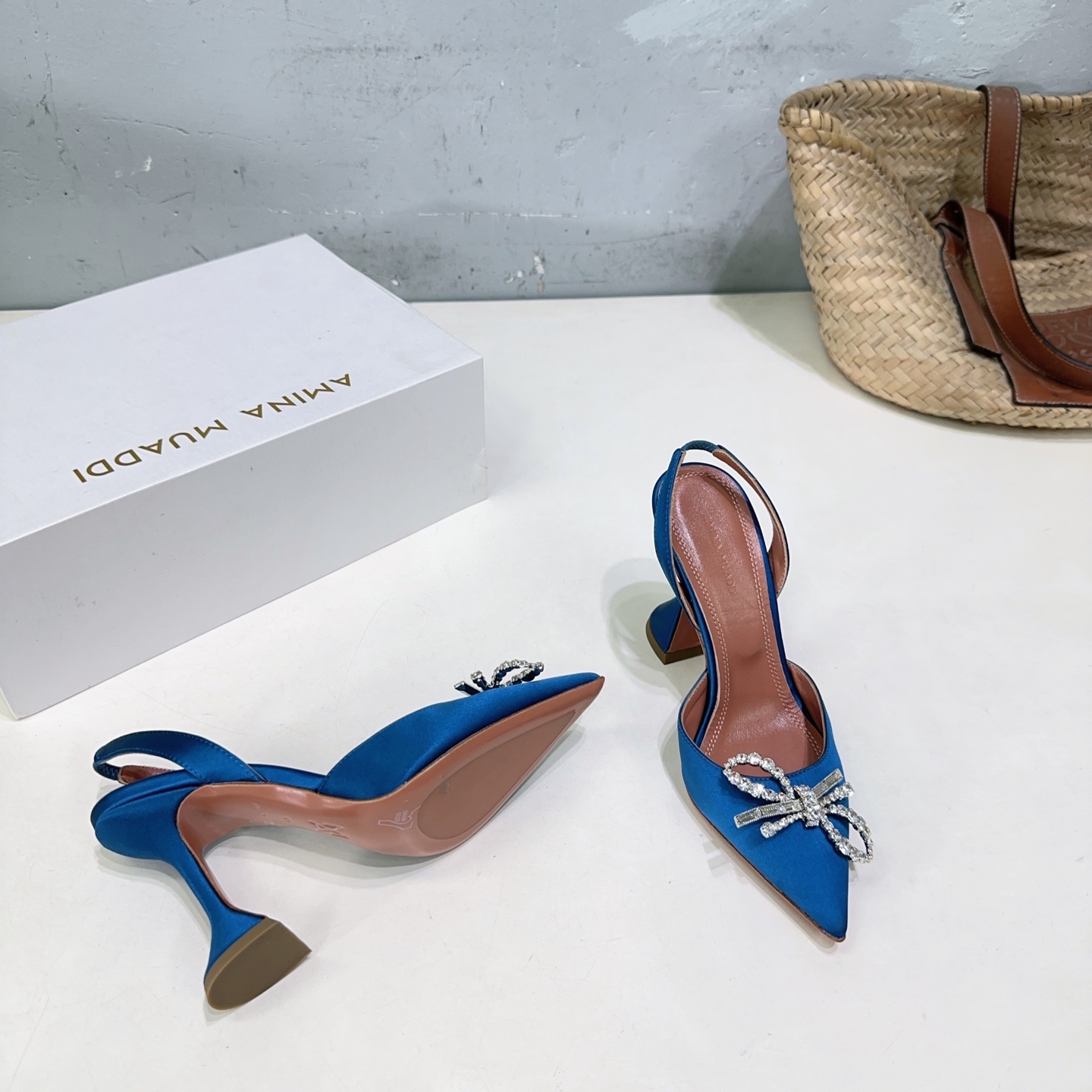 “High-Quality Amina Muaddi Spring Heel Shoes with Unique Design and Imported Materials” - 图片 8