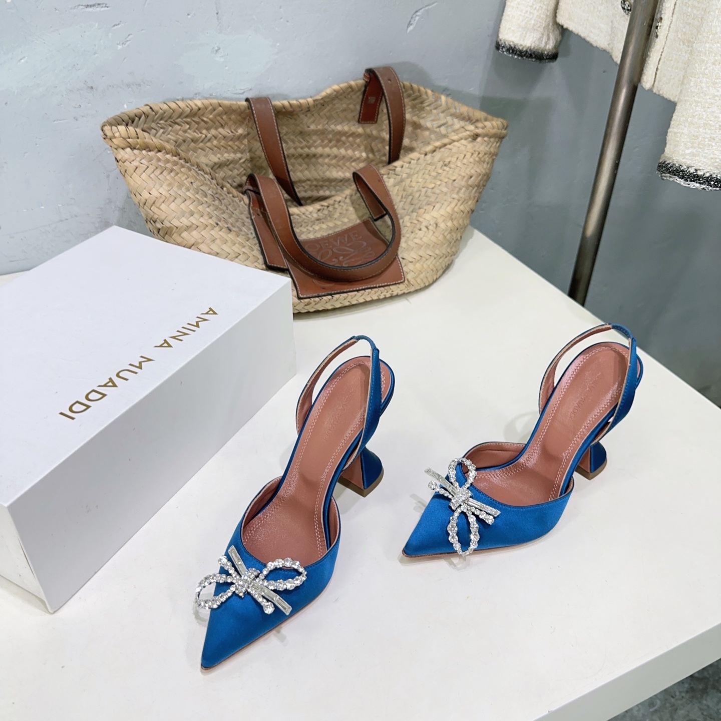 “High-Quality Amina Muaddi Spring Heel Shoes with Unique Design and Imported Materials” - 图片 5