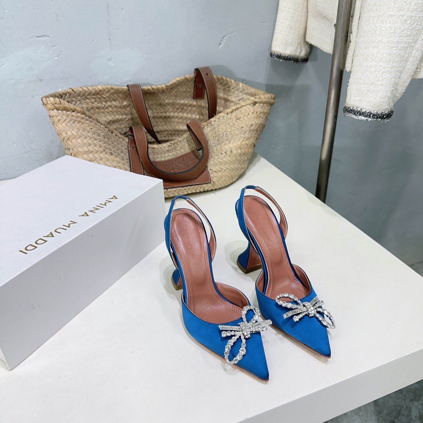 “High-Quality Amina Muaddi Spring Heel Shoes with Unique Design and Imported Materials” - 图片 4