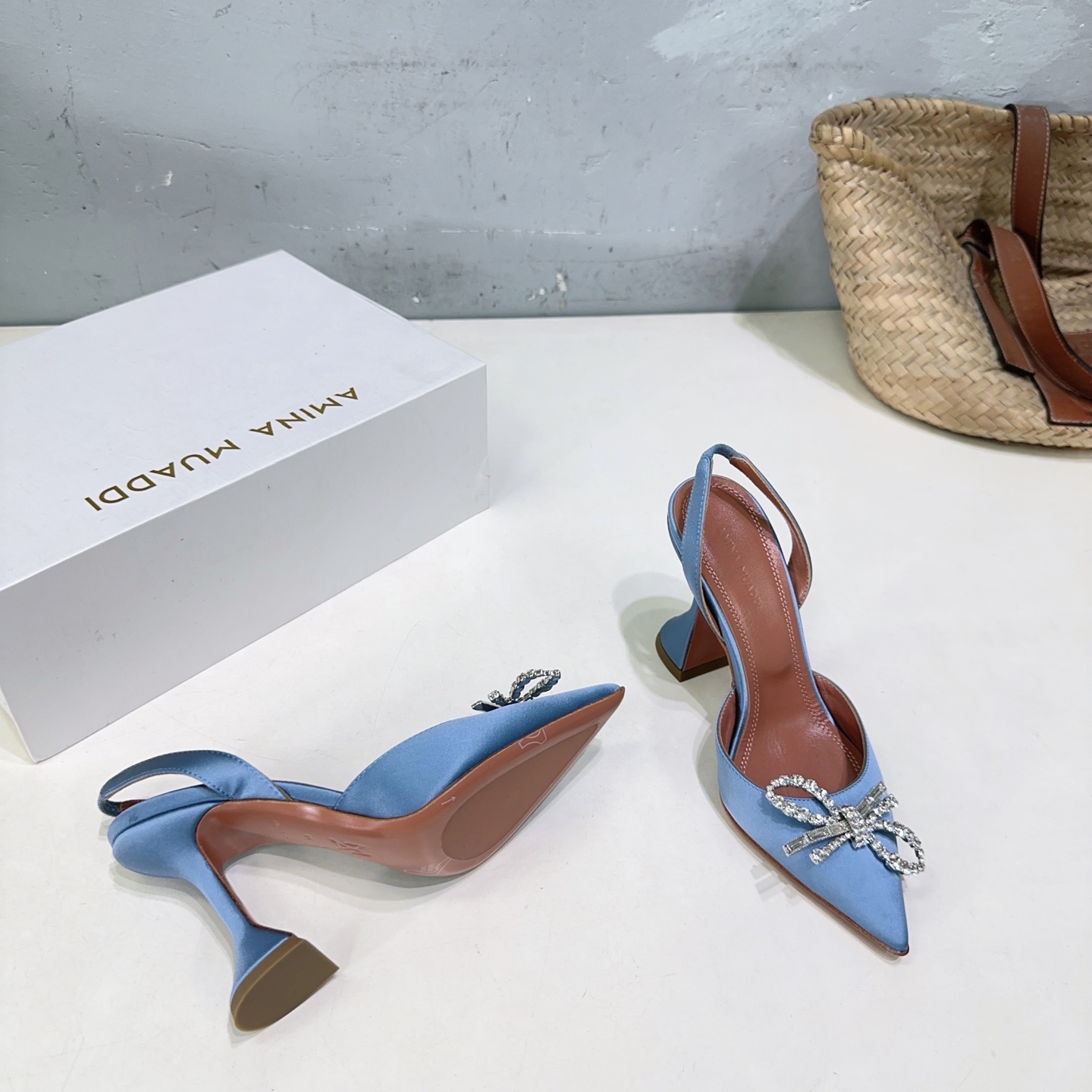 “High-Quality Amina Muaddi Spring Heel Shoes with Unique Design and Imported Materials” - 图片 3