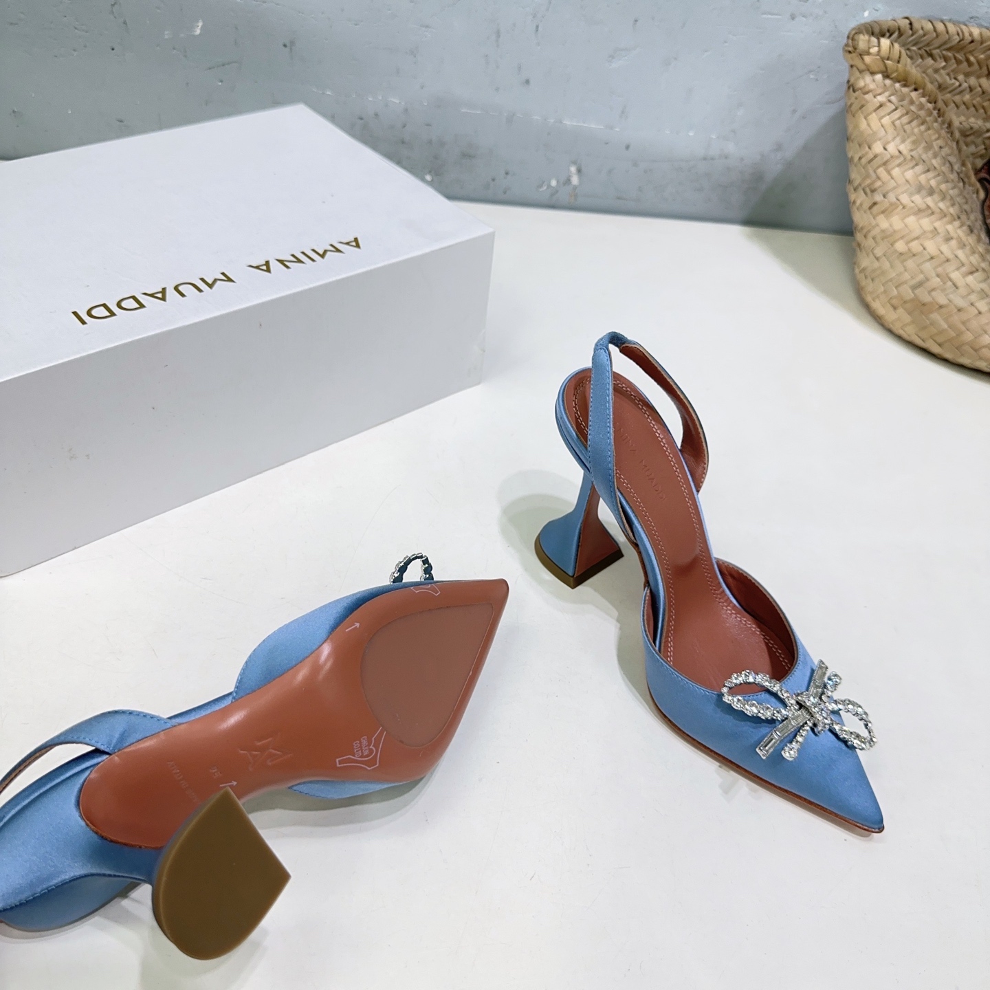 “High-Quality Amina Muaddi Spring Heel Shoes with Unique Design and Imported Materials” - 图片 4