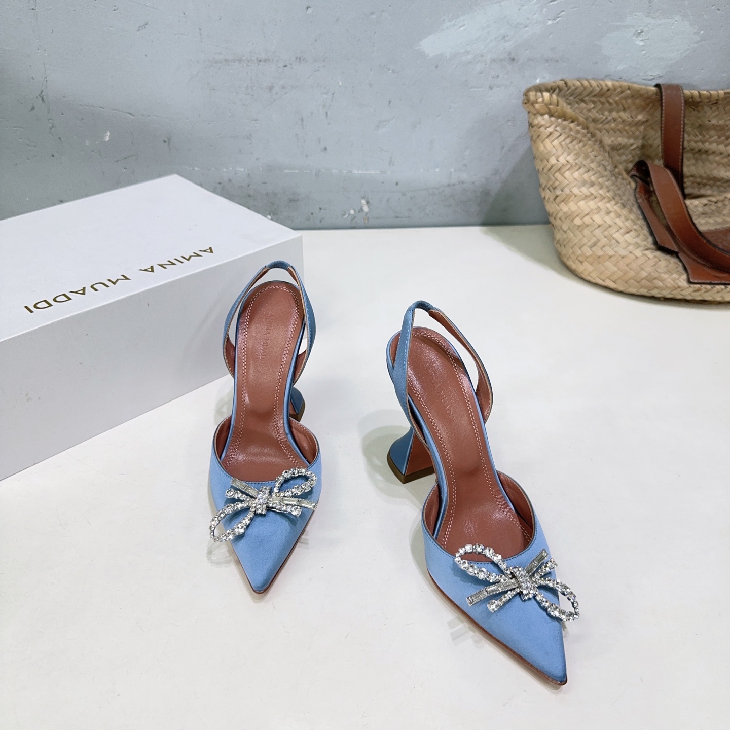 “High-Quality Amina Muaddi Spring Heel Shoes with Unique Design and Imported Materials” - 图片 2