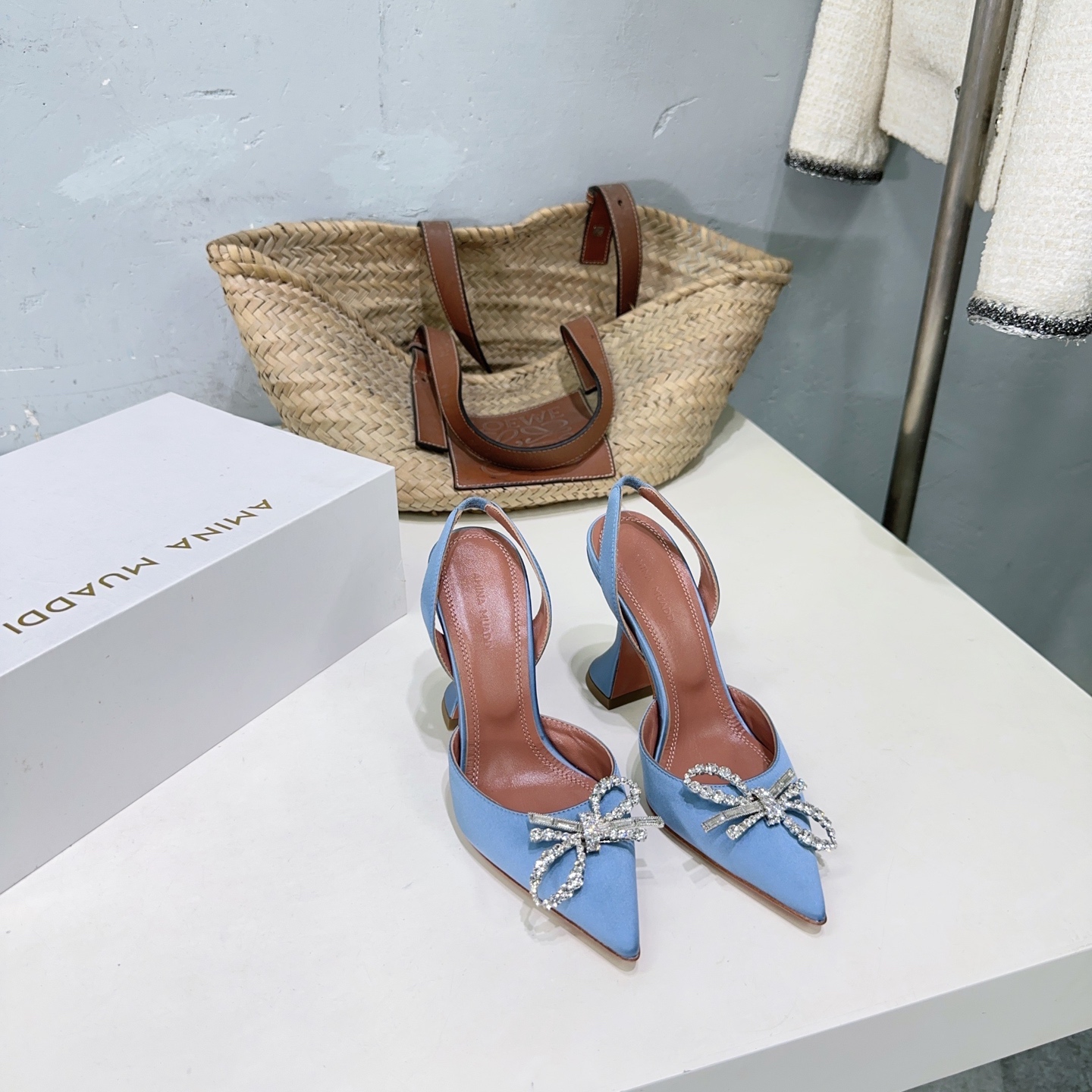 “High-Quality Amina Muaddi Spring Heel Shoes with Unique Design and Imported Materials” - 图片 5