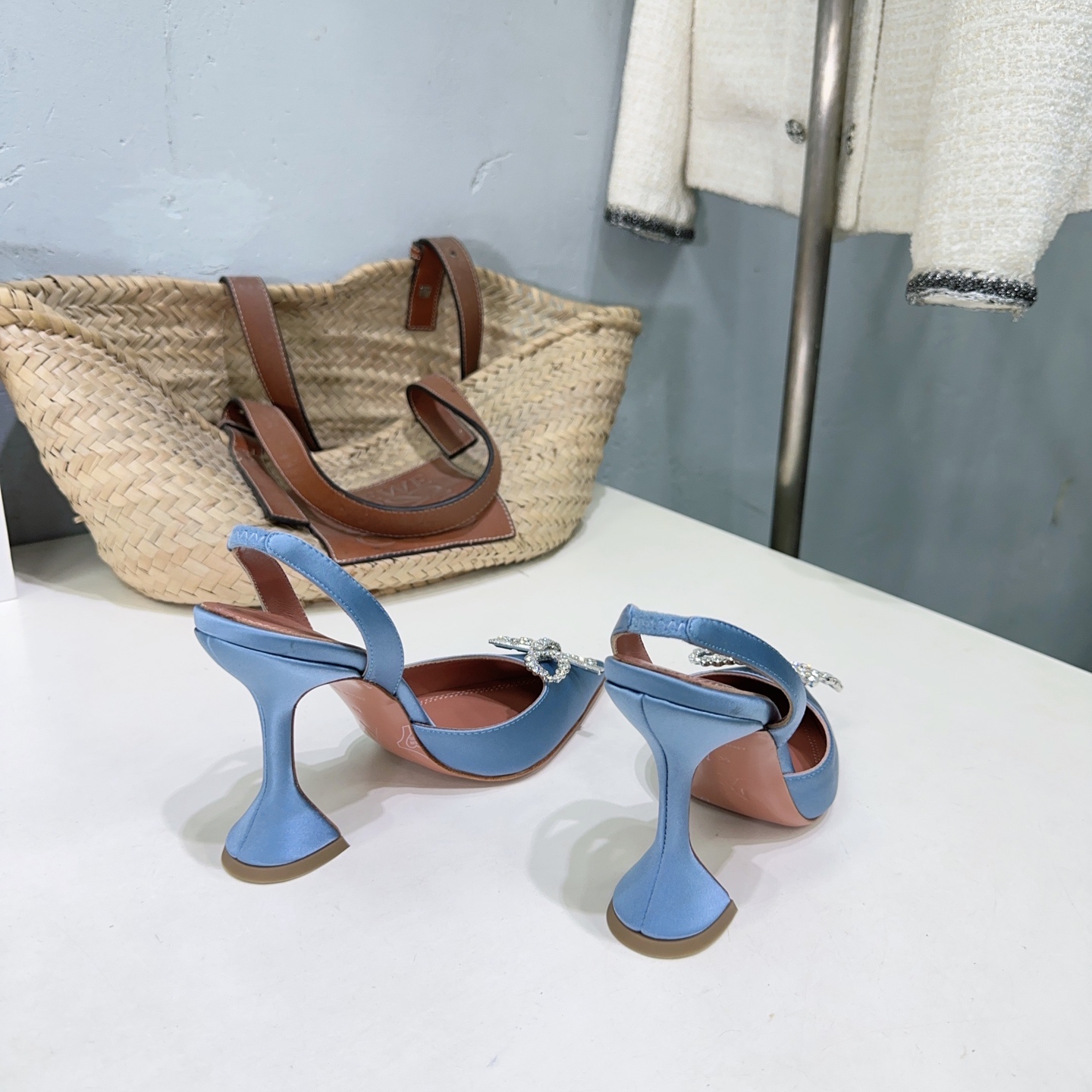 “High-Quality Amina Muaddi Spring Heel Shoes with Unique Design and Imported Materials” - 图片 9