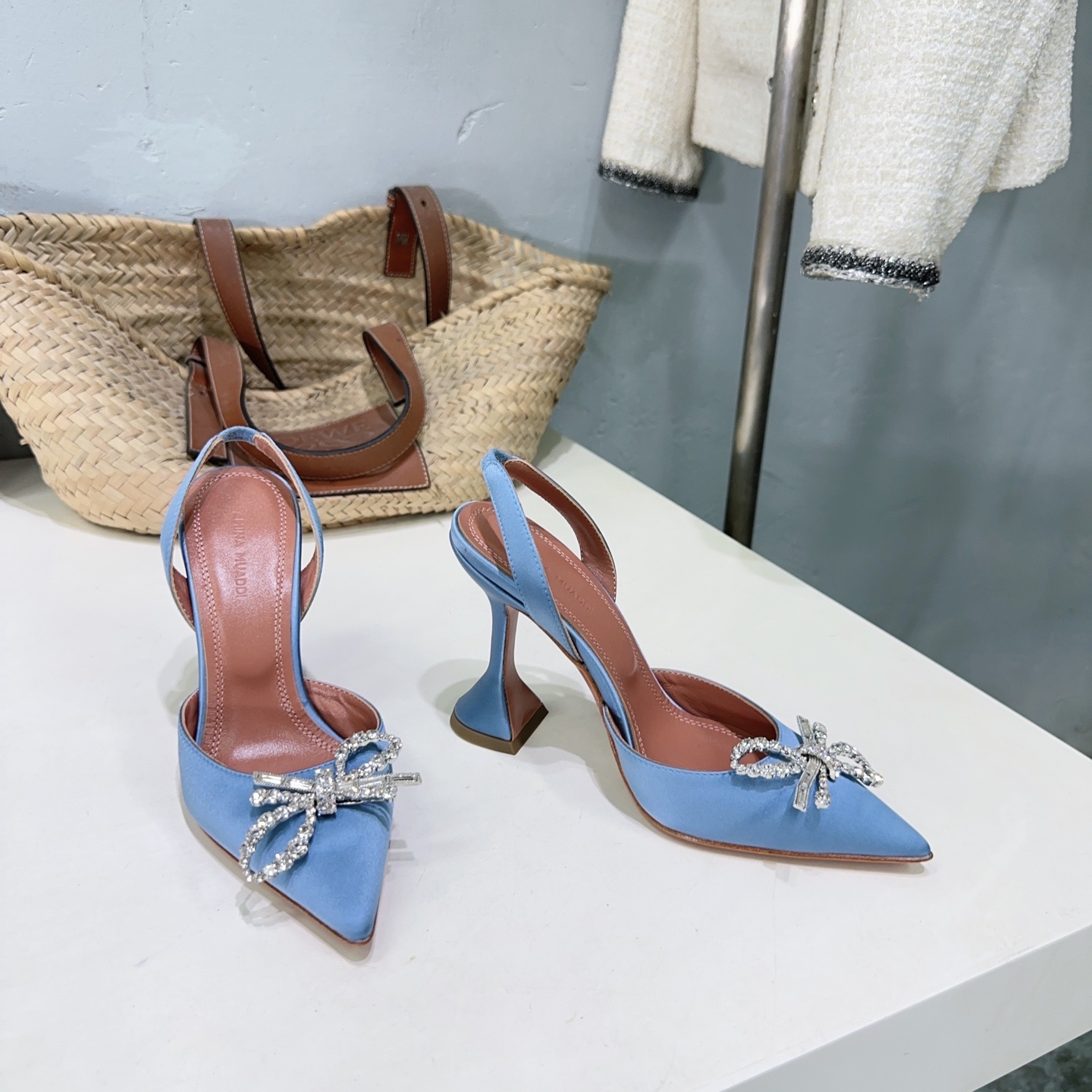 “High-Quality Amina Muaddi Spring Heel Shoes with Unique Design and Imported Materials” - 图片 8