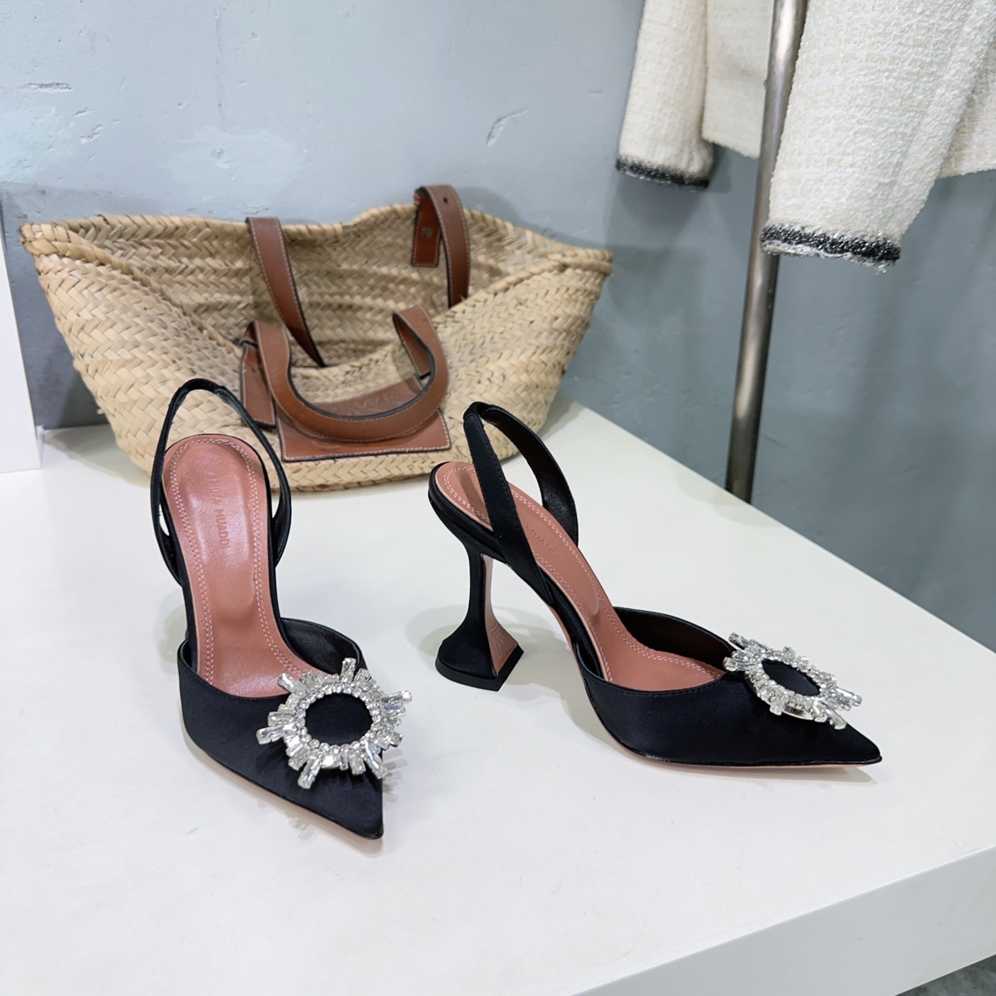 “High-Quality Amina Muaddi Spring Heel Shoes with Unique Design and Imported Materials” - 图片 3