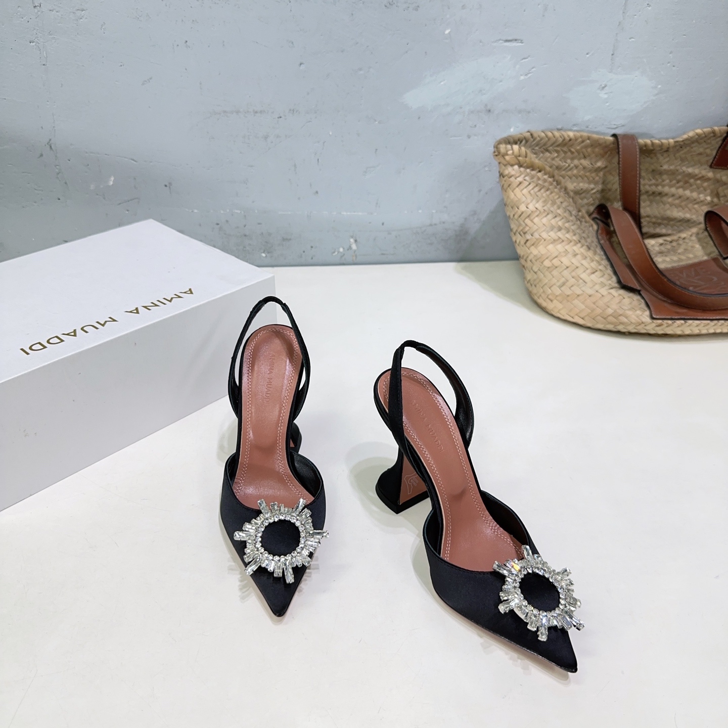 “High-Quality Amina Muaddi Spring Heel Shoes with Unique Design and Imported Materials” - 图片 8