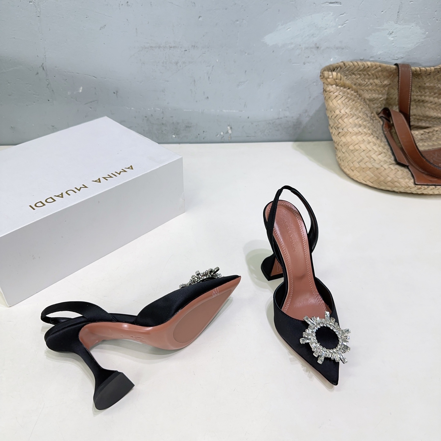 “High-Quality Amina Muaddi Spring Heel Shoes with Unique Design and Imported Materials” - 图片 9