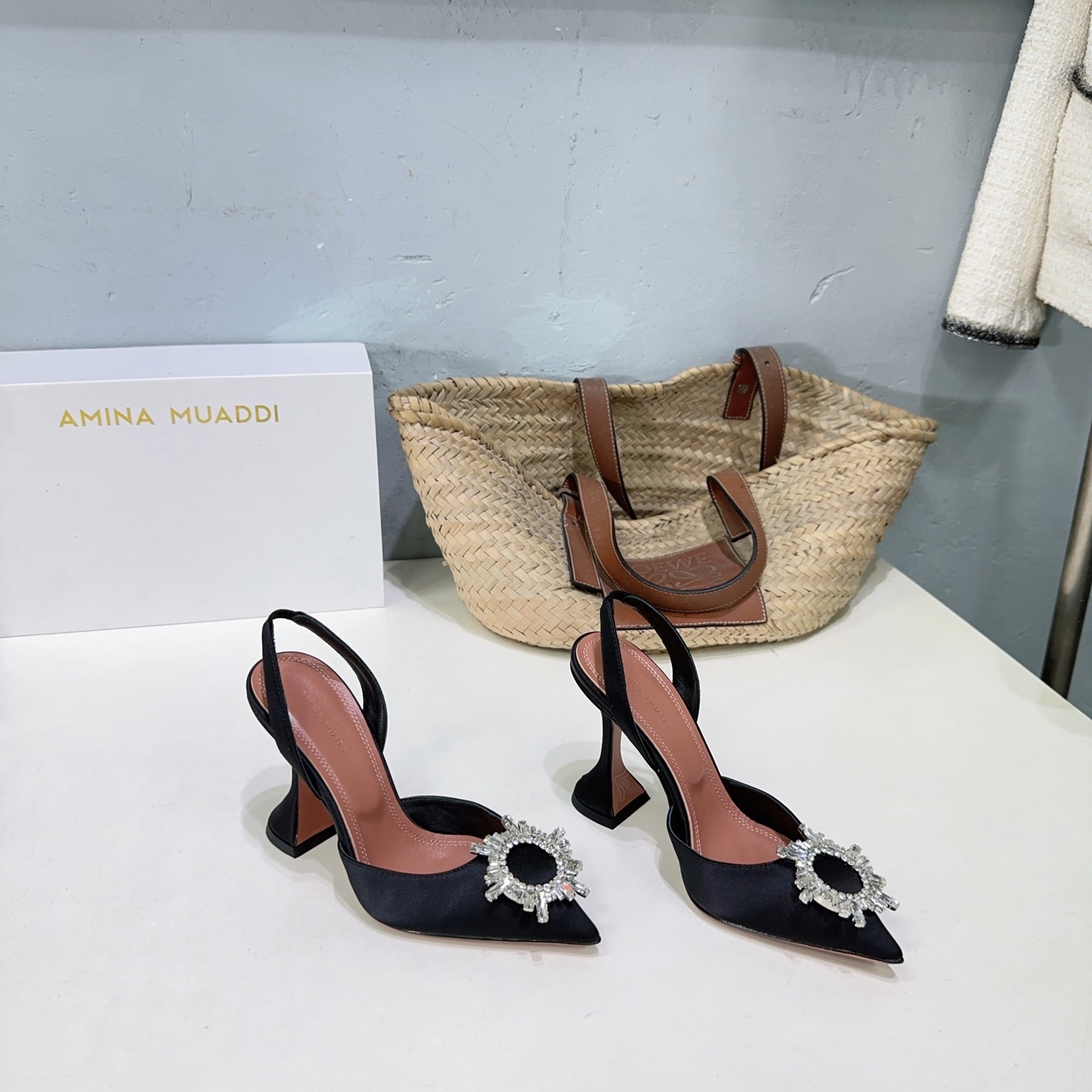 “High-Quality Amina Muaddi Spring Heel Shoes with Unique Design and Imported Materials” - 图片 1