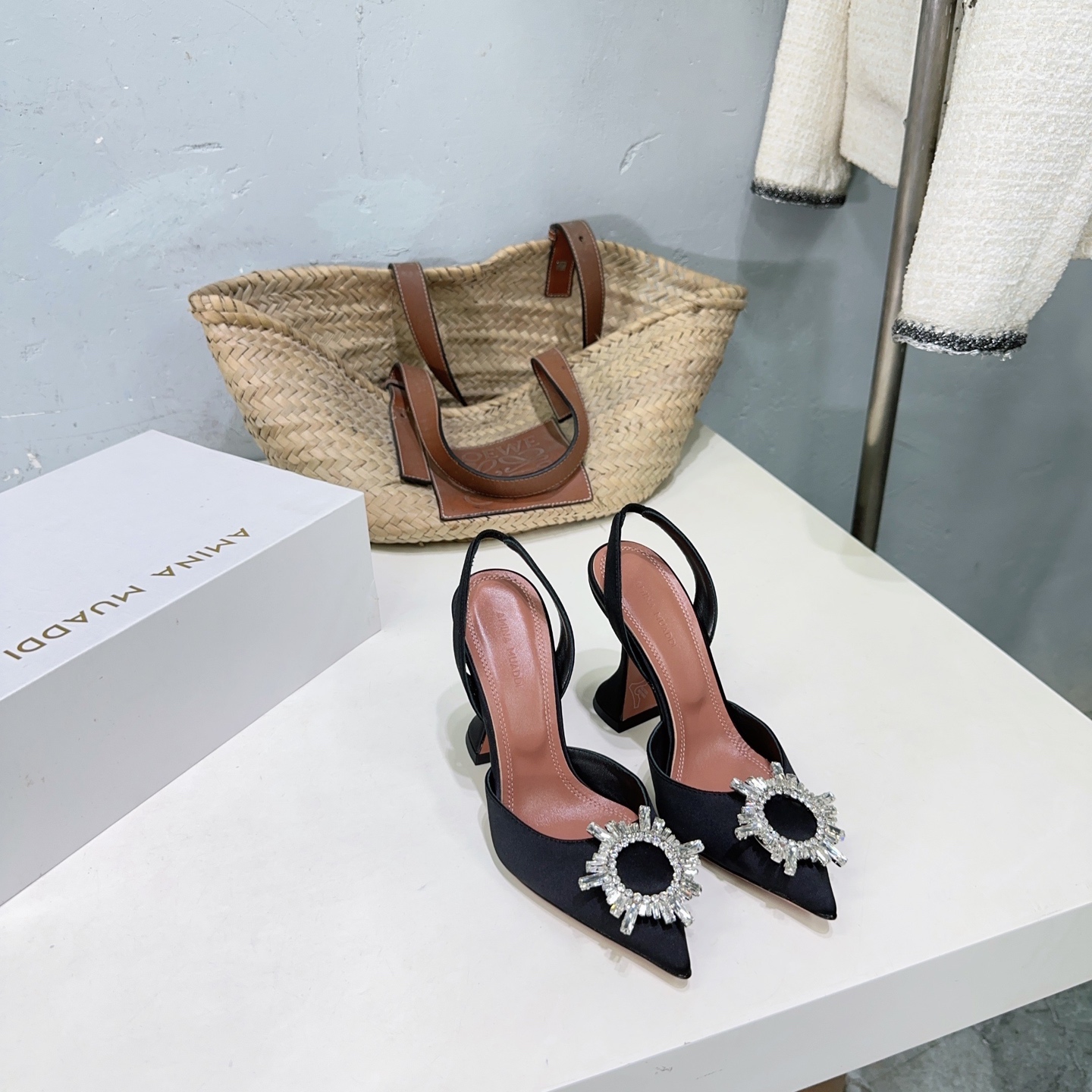 “High-Quality Amina Muaddi Spring Heel Shoes with Unique Design and Imported Materials” - 图片 5