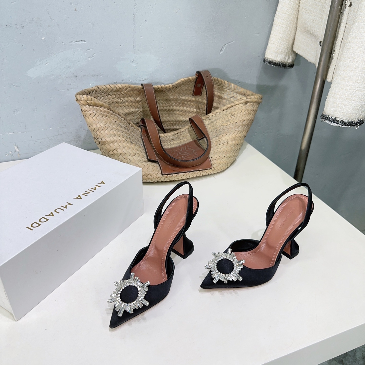 “High-Quality Amina Muaddi Spring Heel Shoes with Unique Design and Imported Materials” - 图片 6