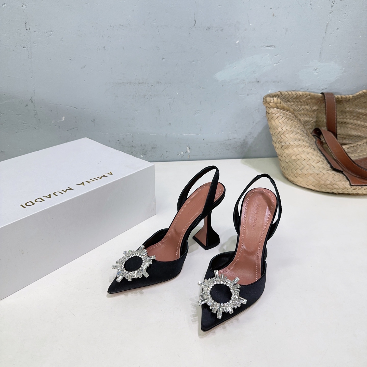 “High-Quality Amina Muaddi Spring Heel Shoes with Unique Design and Imported Materials” - 图片 7