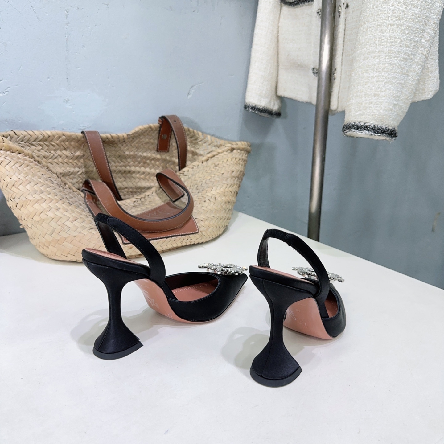 “High-Quality Amina Muaddi Spring Heel Shoes with Unique Design and Imported Materials” - 图片 4