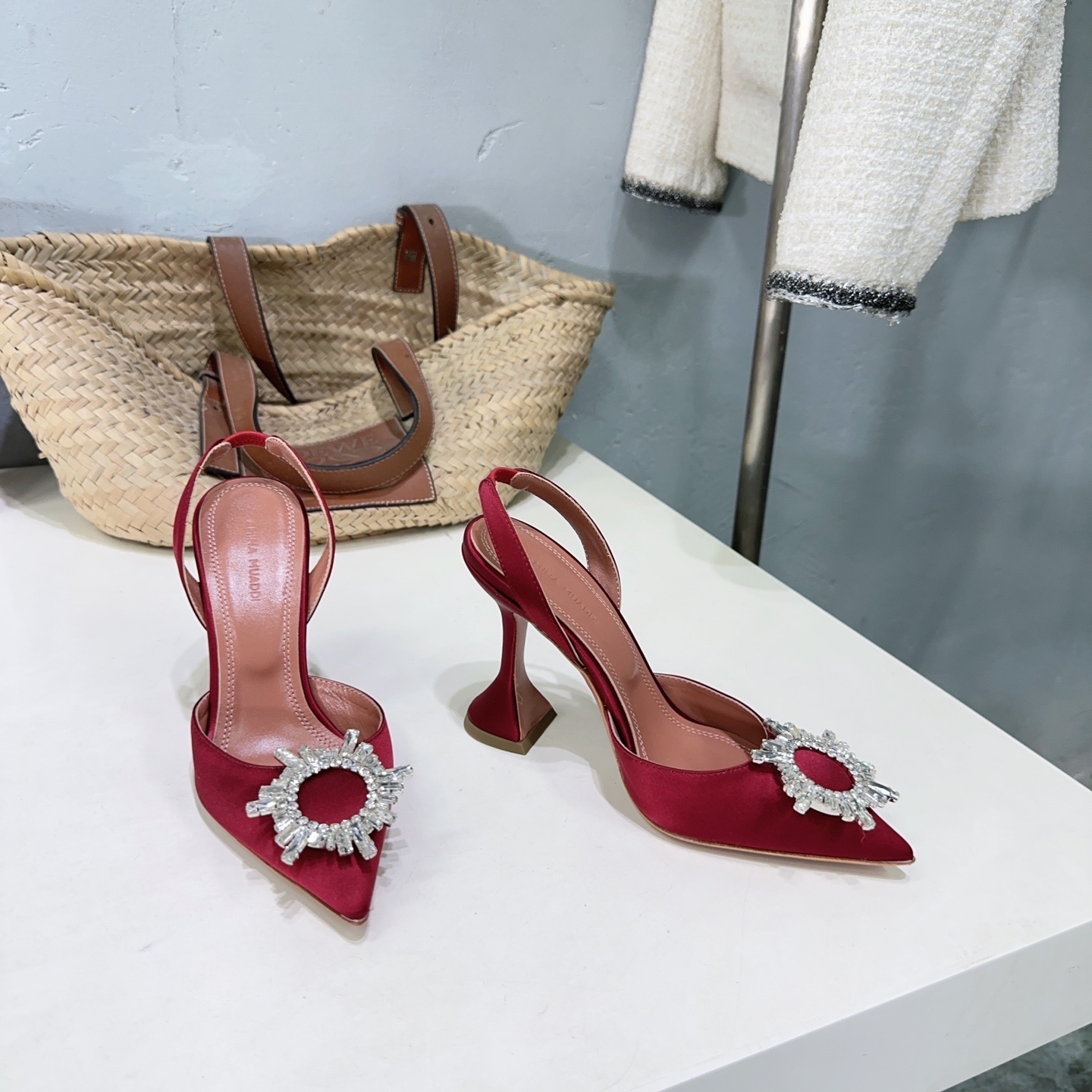 Amina Muaddi Spring Collection: High-Quality Pointy Heel Shoes with Unique Design - 图片 7