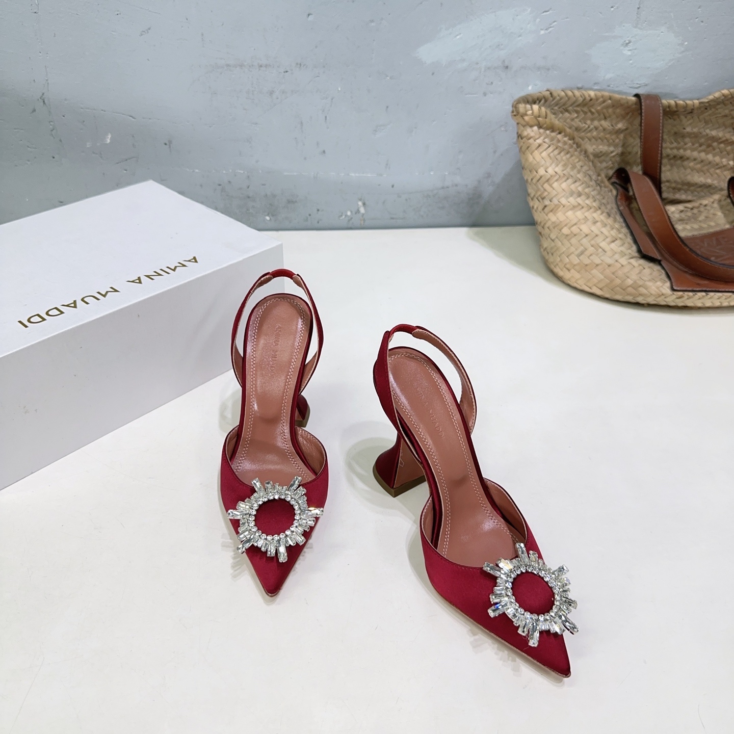 Amina Muaddi Spring Collection: High-Quality Pointy Heel Shoes with Unique Design - 图片 2