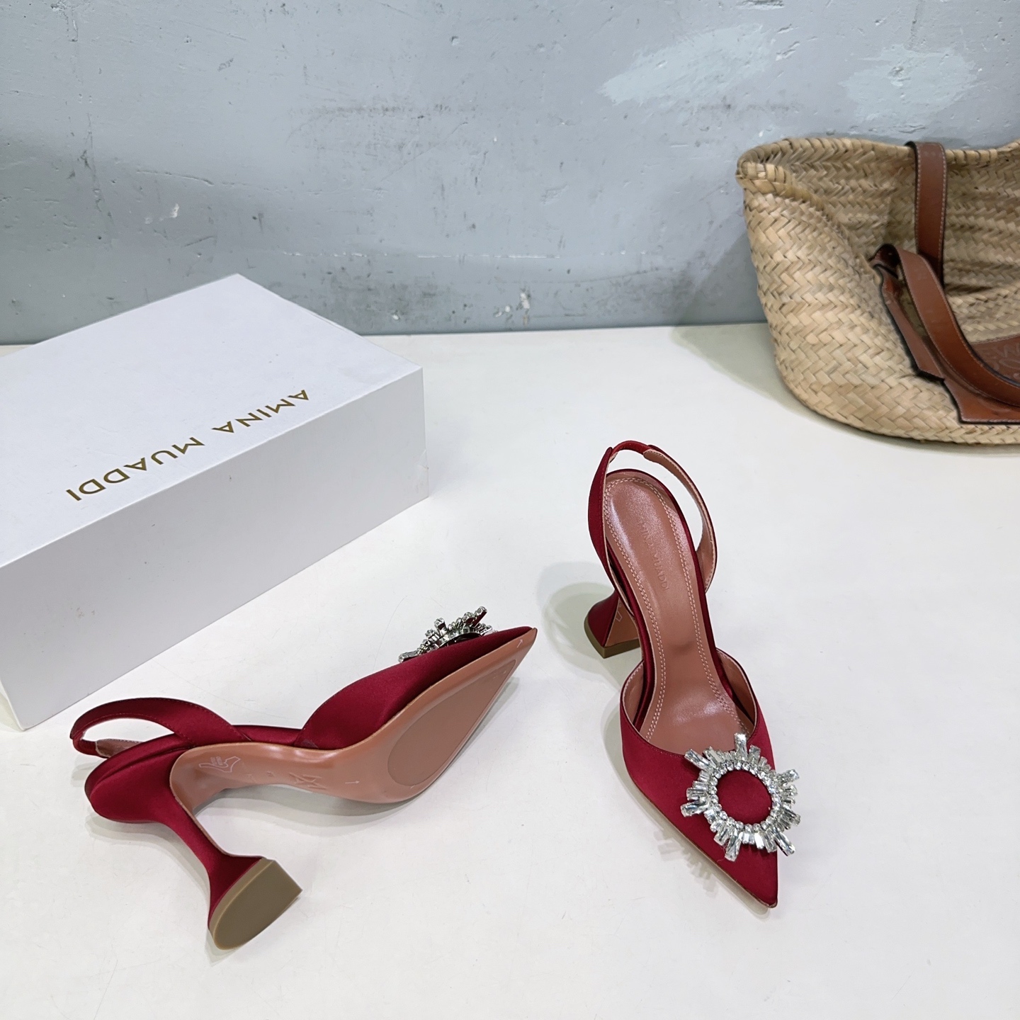 Amina Muaddi Spring Collection: High-Quality Pointy Heel Shoes with Unique Design - 图片 3