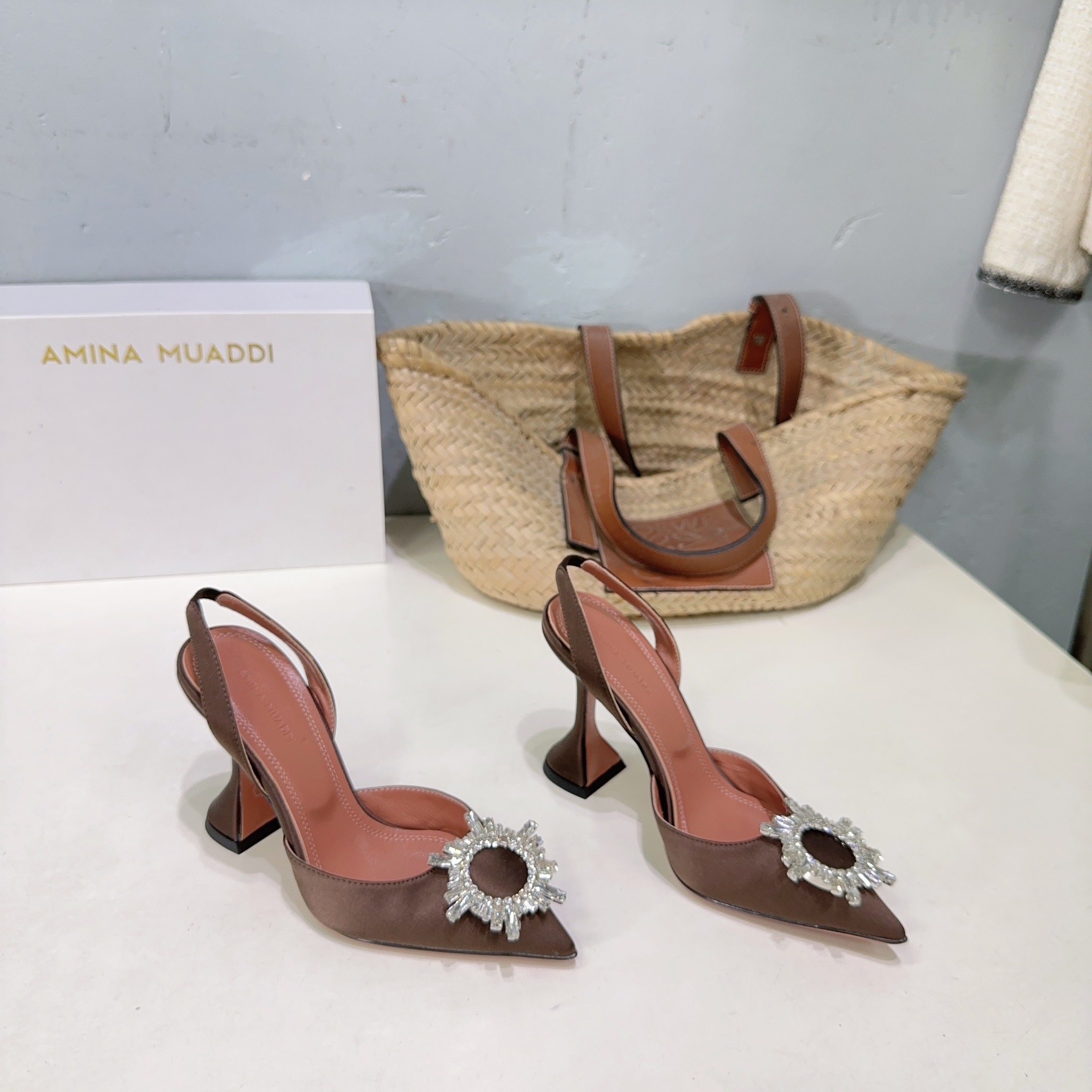 Amina Muaddi High-Quality Spring Heel Shoes with Unique Design and Imported Materials - 图片 1